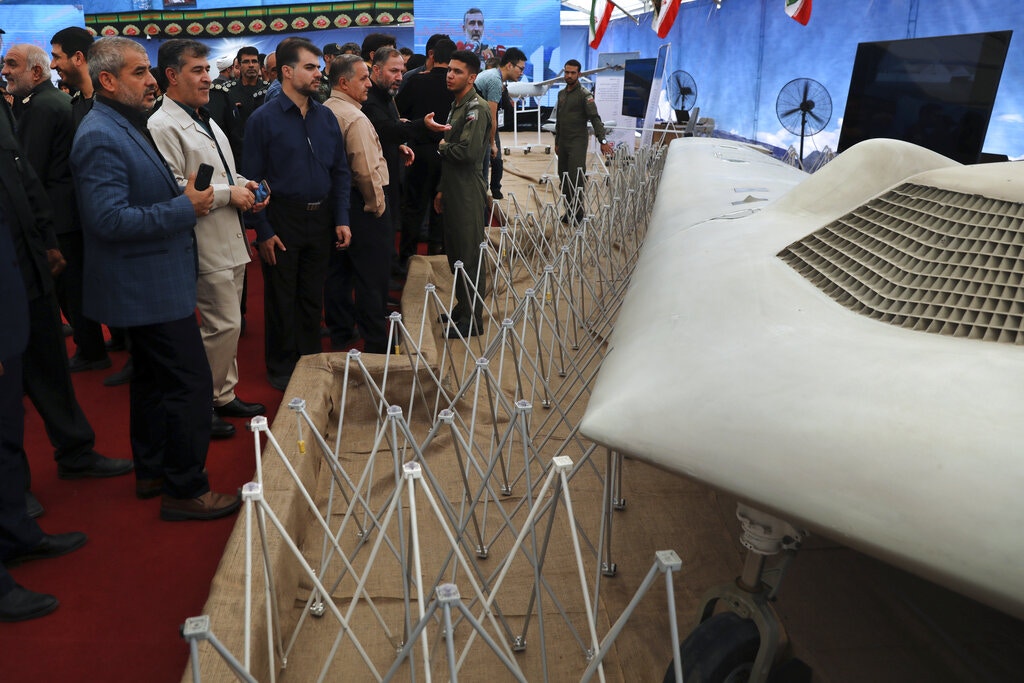 伊朗9月21日展示近期遭德黑蘭擊落的美國和英國的無人機殘骸。（AP）