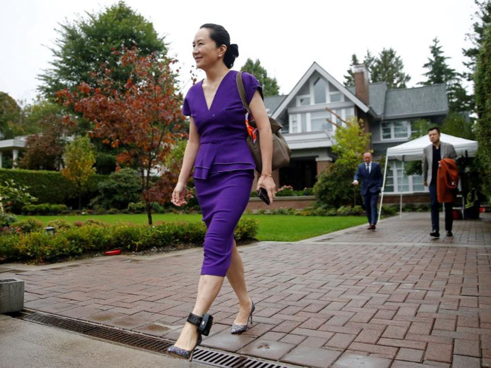 2018年12月1日,加拿大警方應美國引渡請求在温哥華逮捕了華為首席財務官。圖為2019年9月23日,孟晚舟前往温哥華法庭,左腳踝上綁着電子定位器,這是其保釋軟禁生活的重要標誌。(Reuters)