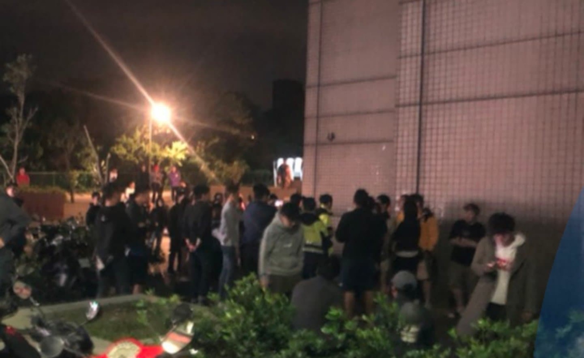 香港留學生與大陸留學生為連儂牆爆發衝突。(網上圖片) 香港留學生與大陸留學生為連儂牆爆發衝突。(網上圖片)