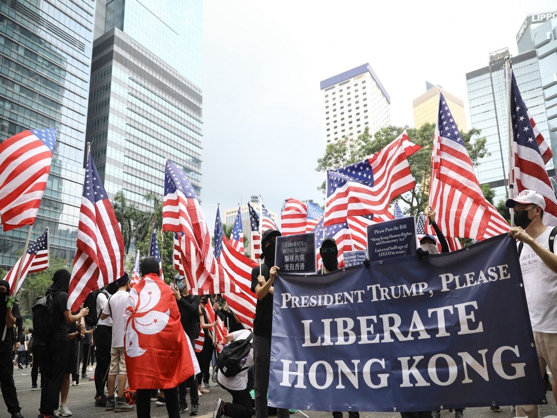 香港反修例示威者在示威中多次高舉美國國旗。(HK01) 香港反修例示威者在示威中多次高舉美國國旗。(HK01)