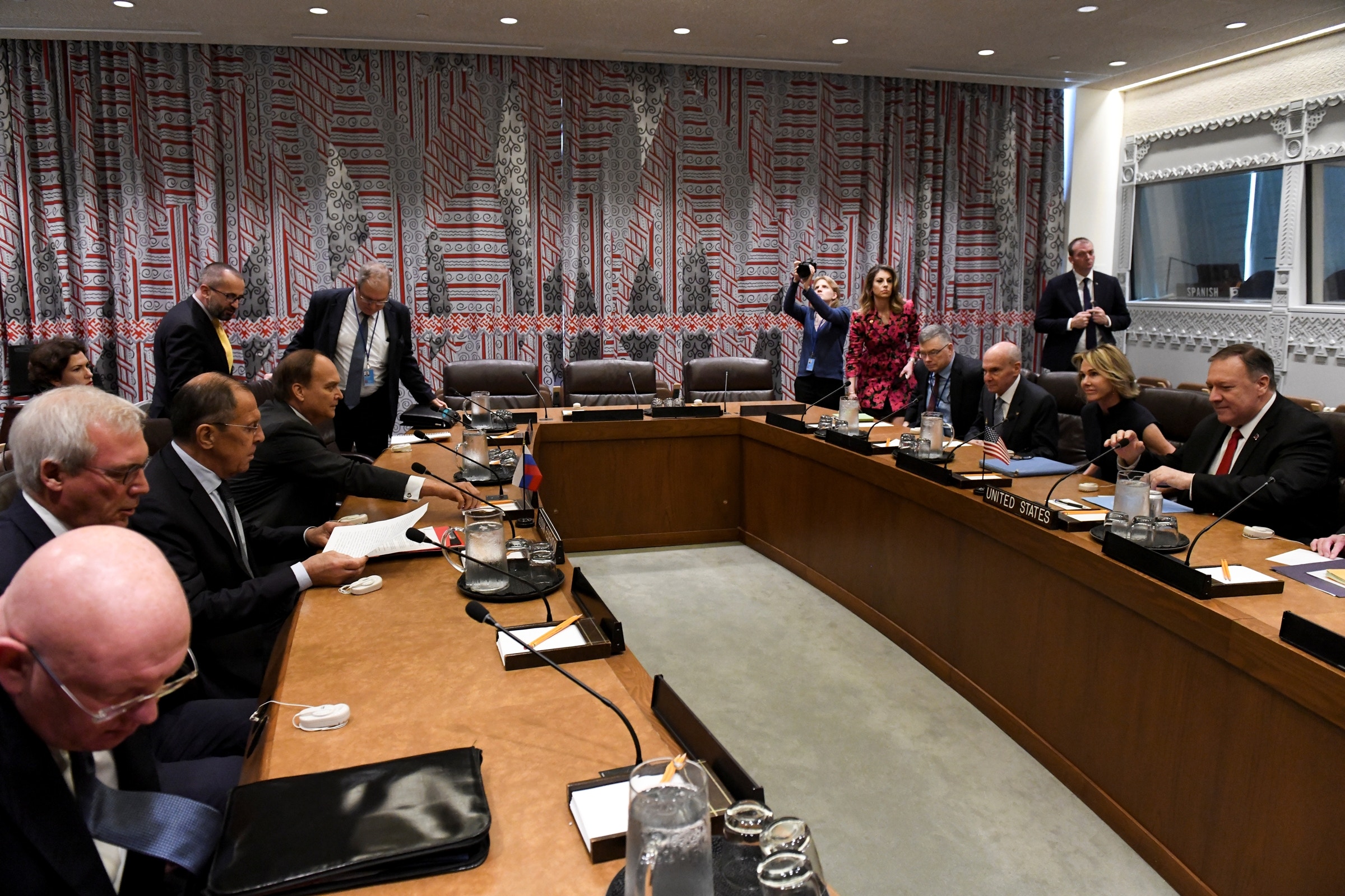 美國國務卿蓬佩奧與俄羅斯外長拉夫羅夫舉行會談，蓬佩奧認為兩國可以再次合作，而拉夫羅夫則強調必須互相尊重對方利益。（Reuters）