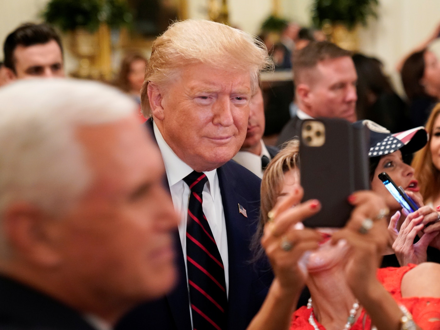 美國總統特朗普被揭向烏克蘭總統澤連斯基施壓，要求後者調查政敵之子。圖為特朗普9月27日在白宮舉行的西班牙傳統月活動中，與一名參加者合照。（Reuters）