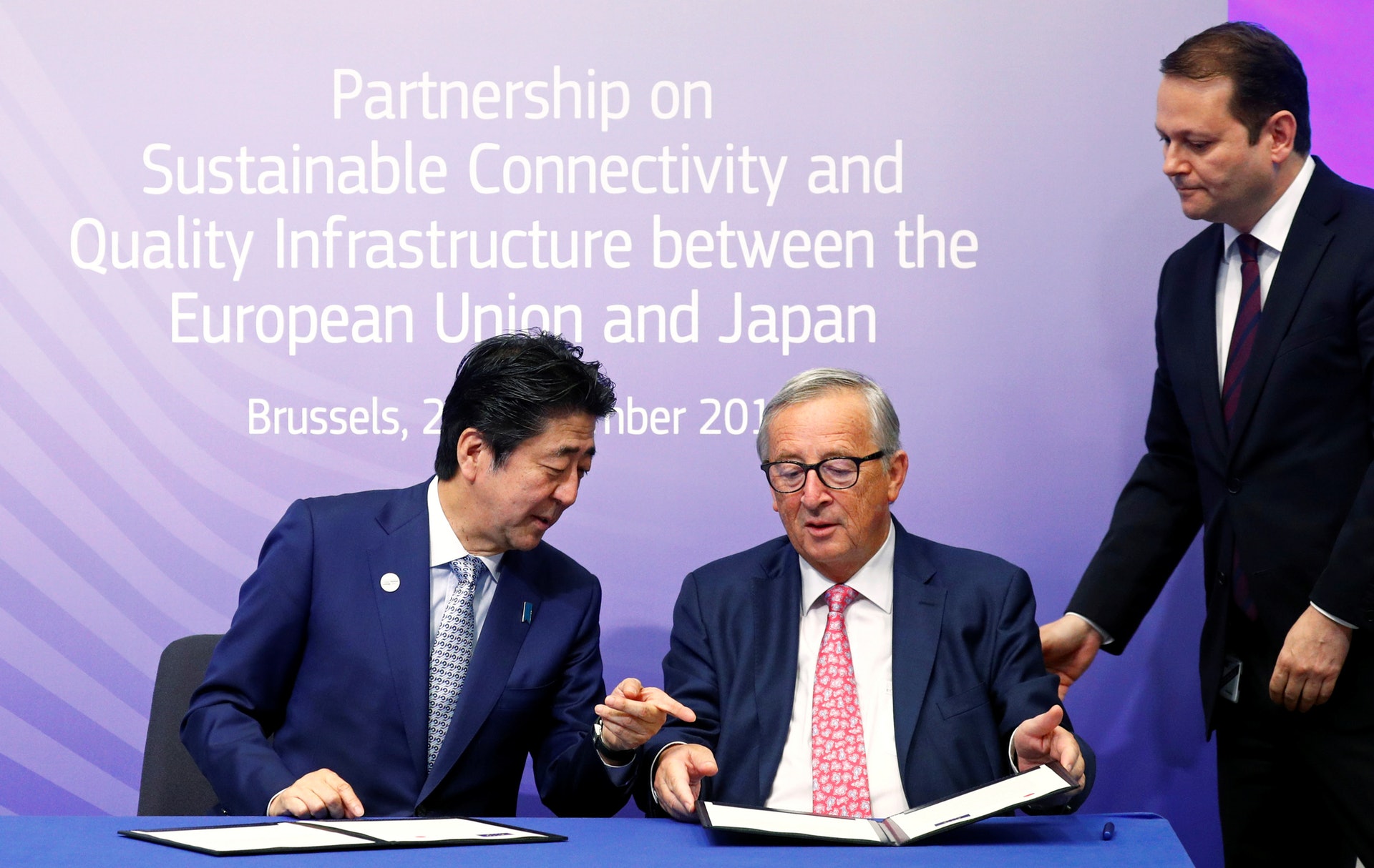 安倍晉三與容克9月27日簽署協議,將在歐亞地區的基礎設施建設上展開合作。(Reuters) 安倍晉三與容克9月27日簽署協議,將在歐亞地區的基礎設施建設上展開合作。(Reuters)