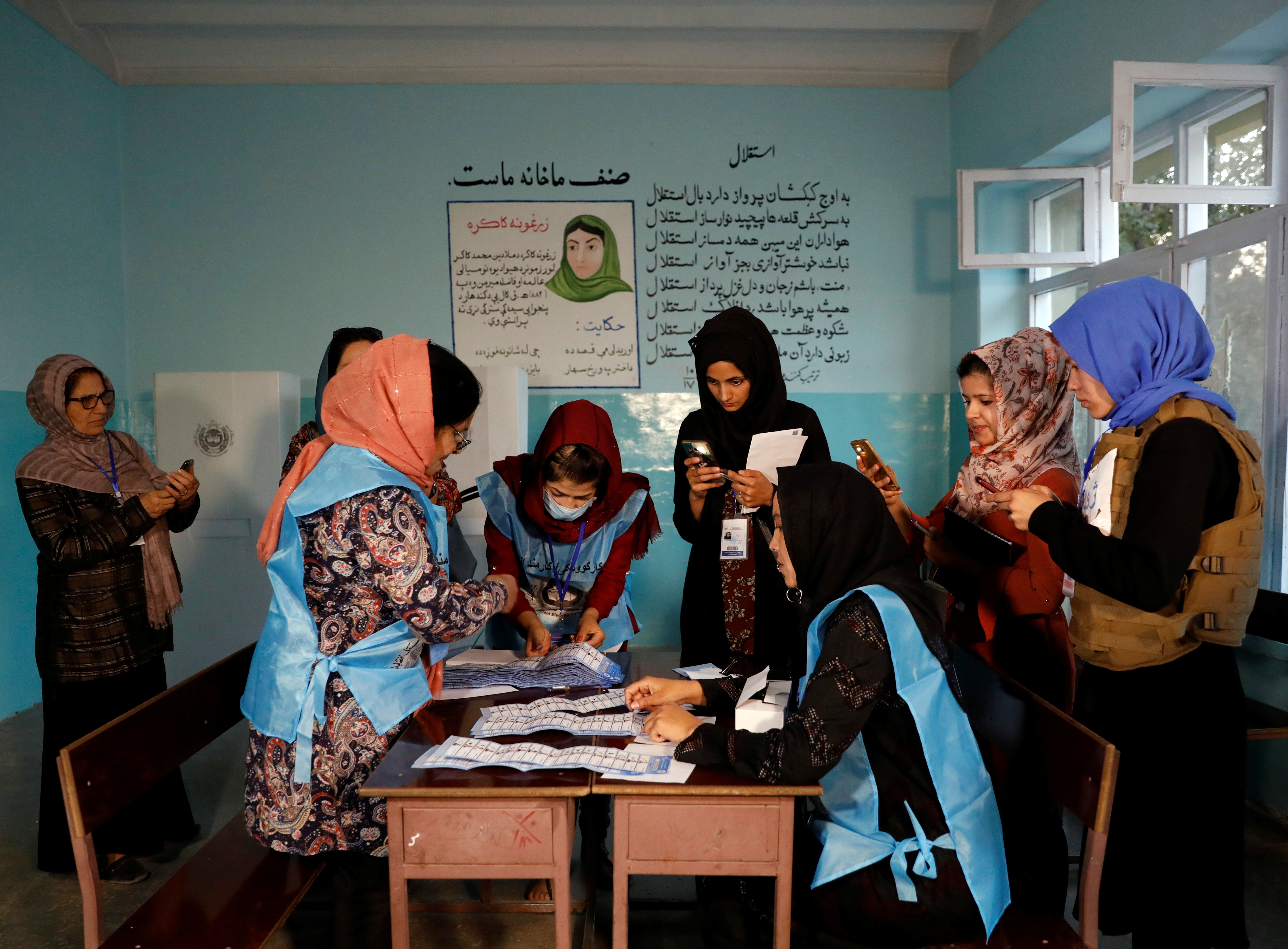 阿富汗總統選舉結束，獨立選舉委員會正進行點票。（Reuters）