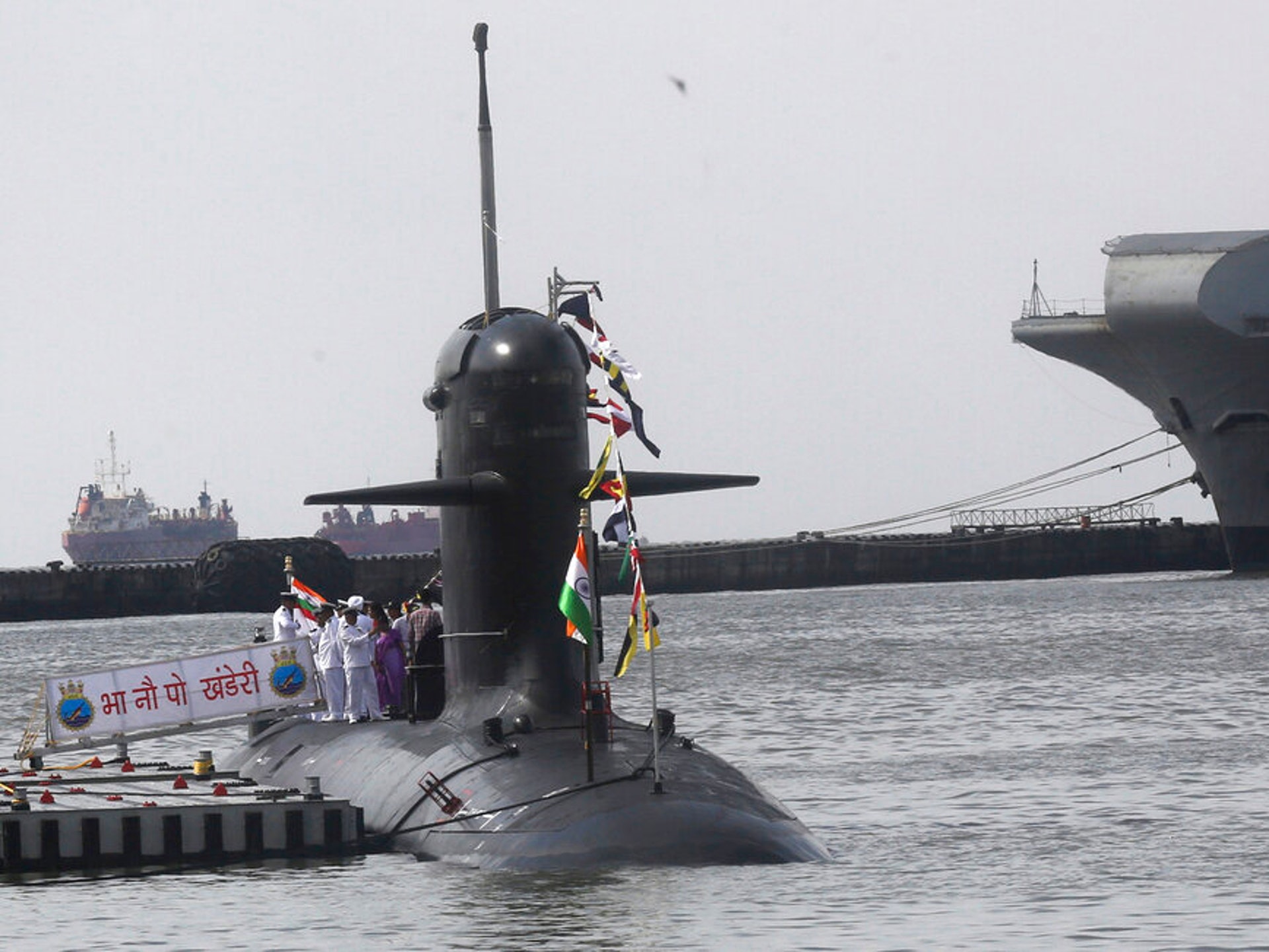 圖為印度海軍成員9月28日在孟買出席坎德里號潛艇的下水儀式。(AP) 圖為印度海軍成員9月28日在孟買出席坎德里號潛艇的下水儀式。(AP)