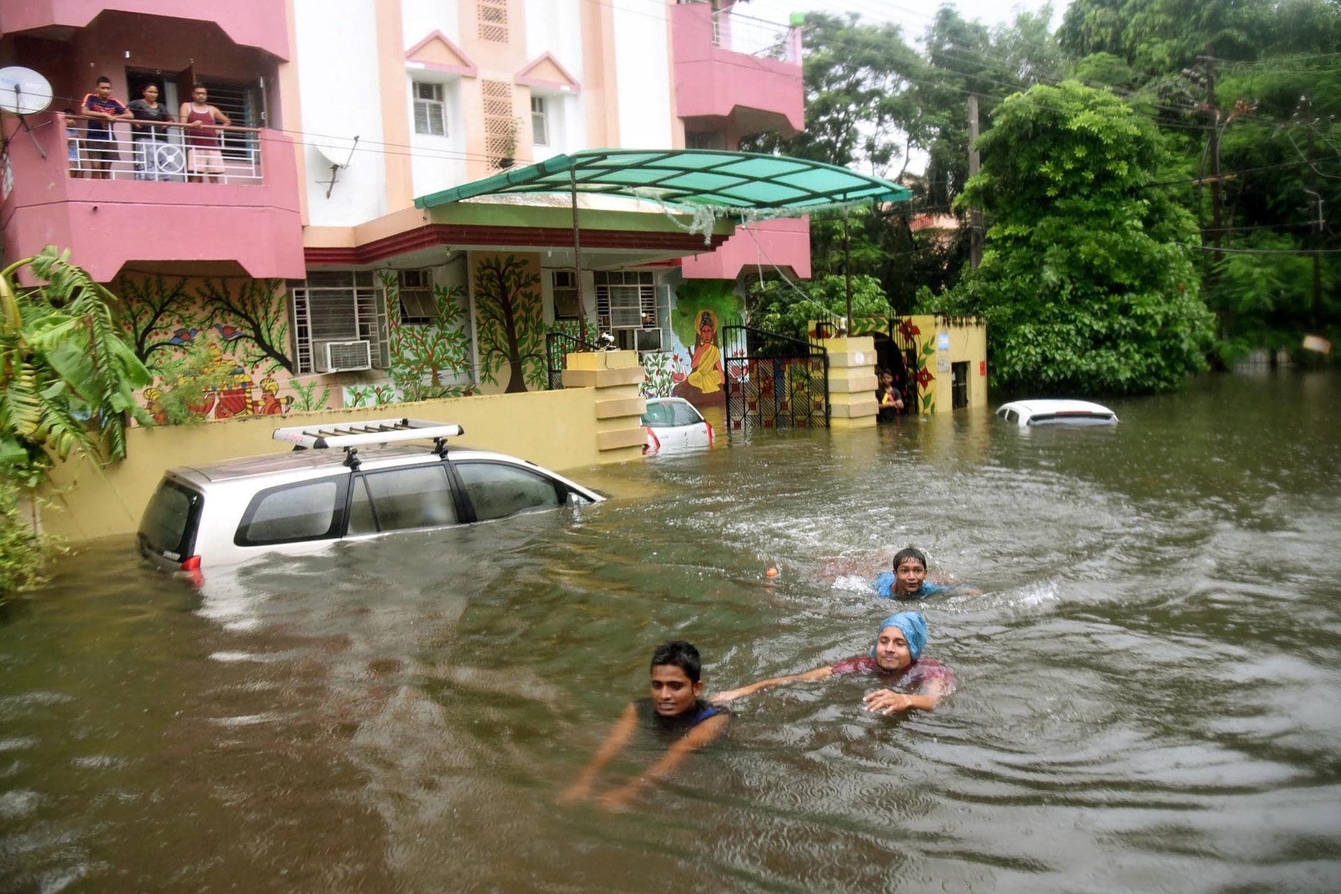 印度暴雨:災民9月28日在巴特那市涉水逃生。(VCG)