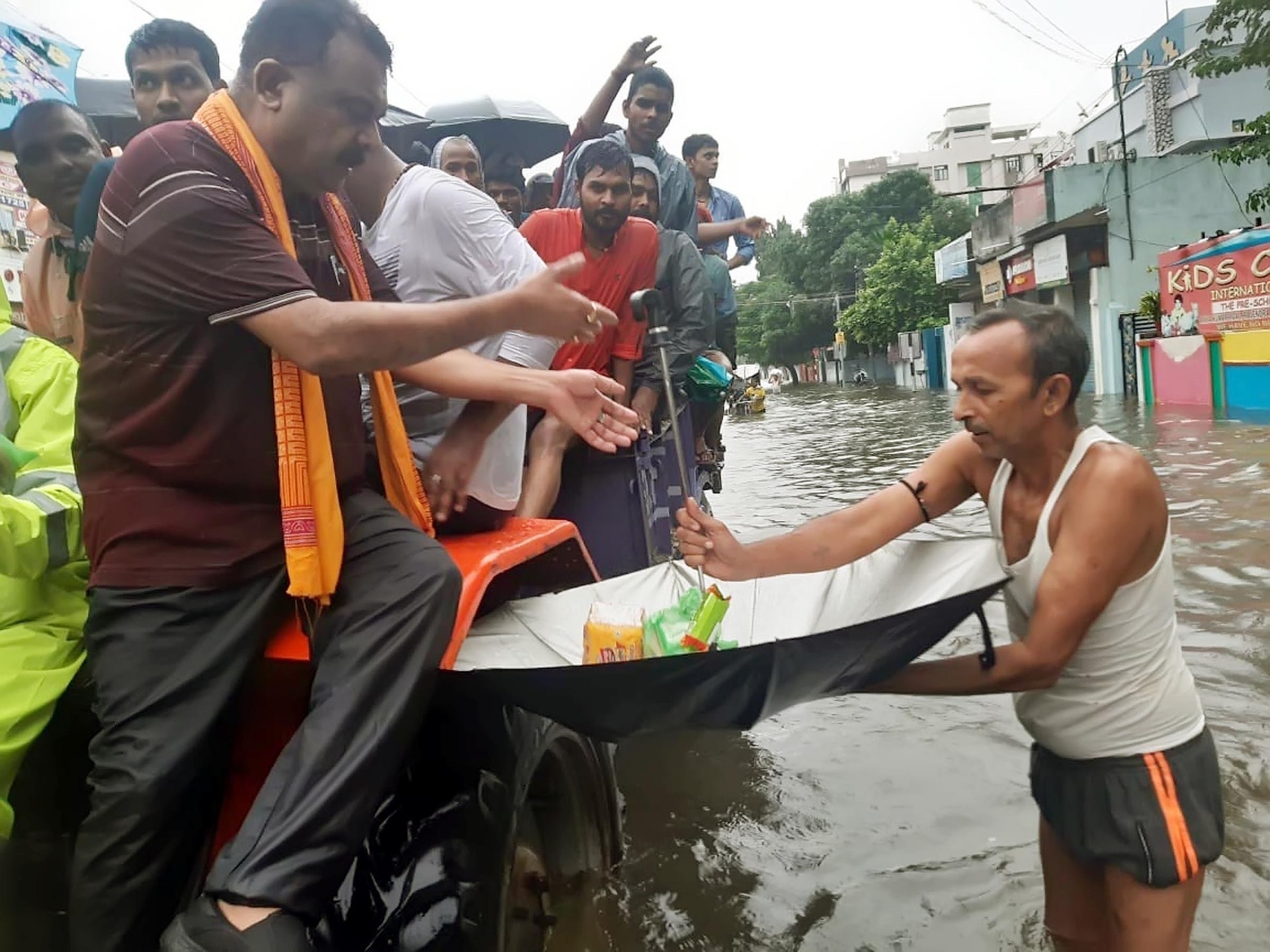 印度暴雨:災民9月29日在巴特那市等候政黨成員派發食物。(VCG)