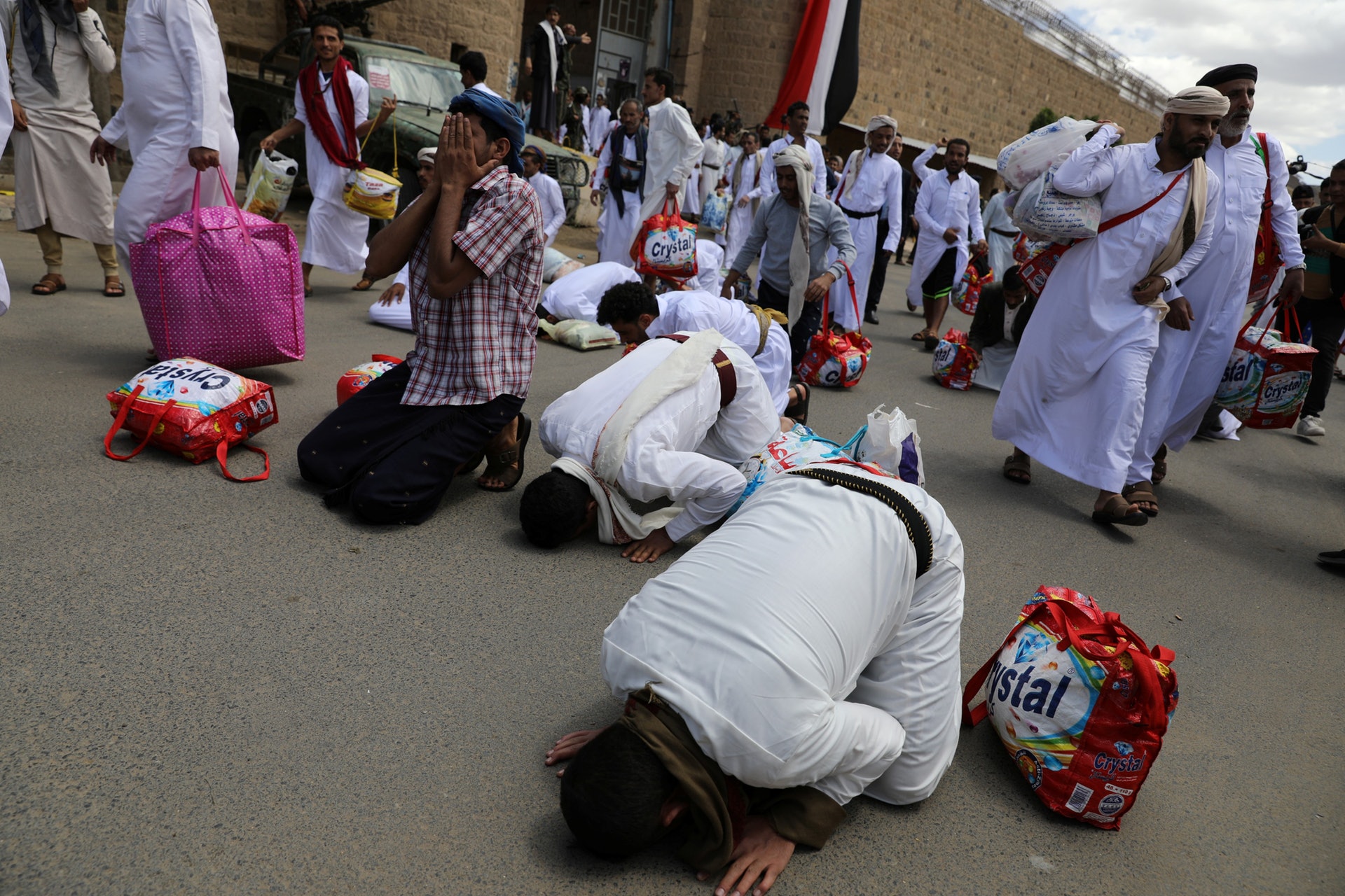圖為9月30日,獲釋的戰俘在也門首都薩那祈禱。(Reuters) 圖為9月30日,獲釋的戰俘在也門首都薩那祈禱。(Reuters)