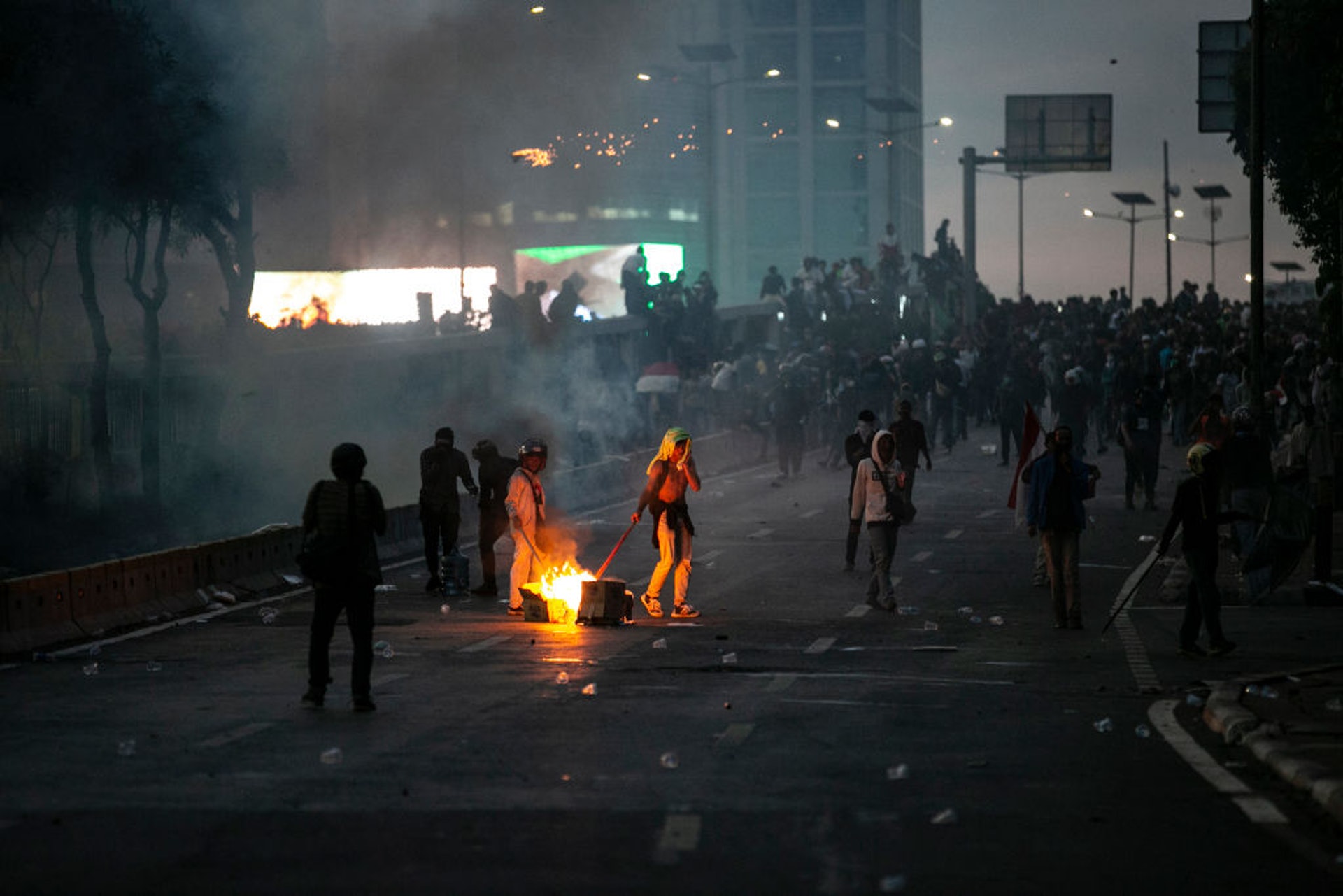 印尼學運:印尼連日有大批民眾上街示威,抗議政府削減反貪部門權力,以及有意訂立新刑法,把同居、侮辱總統等都列為罪行,圖為9月30日的示威情況。(Getty Images) 印尼學運:印尼連日有大批民眾上街示威,抗議政府削減反貪部門權力,以及有意訂立新刑法,把同居、侮辱總統等都列為罪行,圖為9月30日的示威情況。(Getty Images)