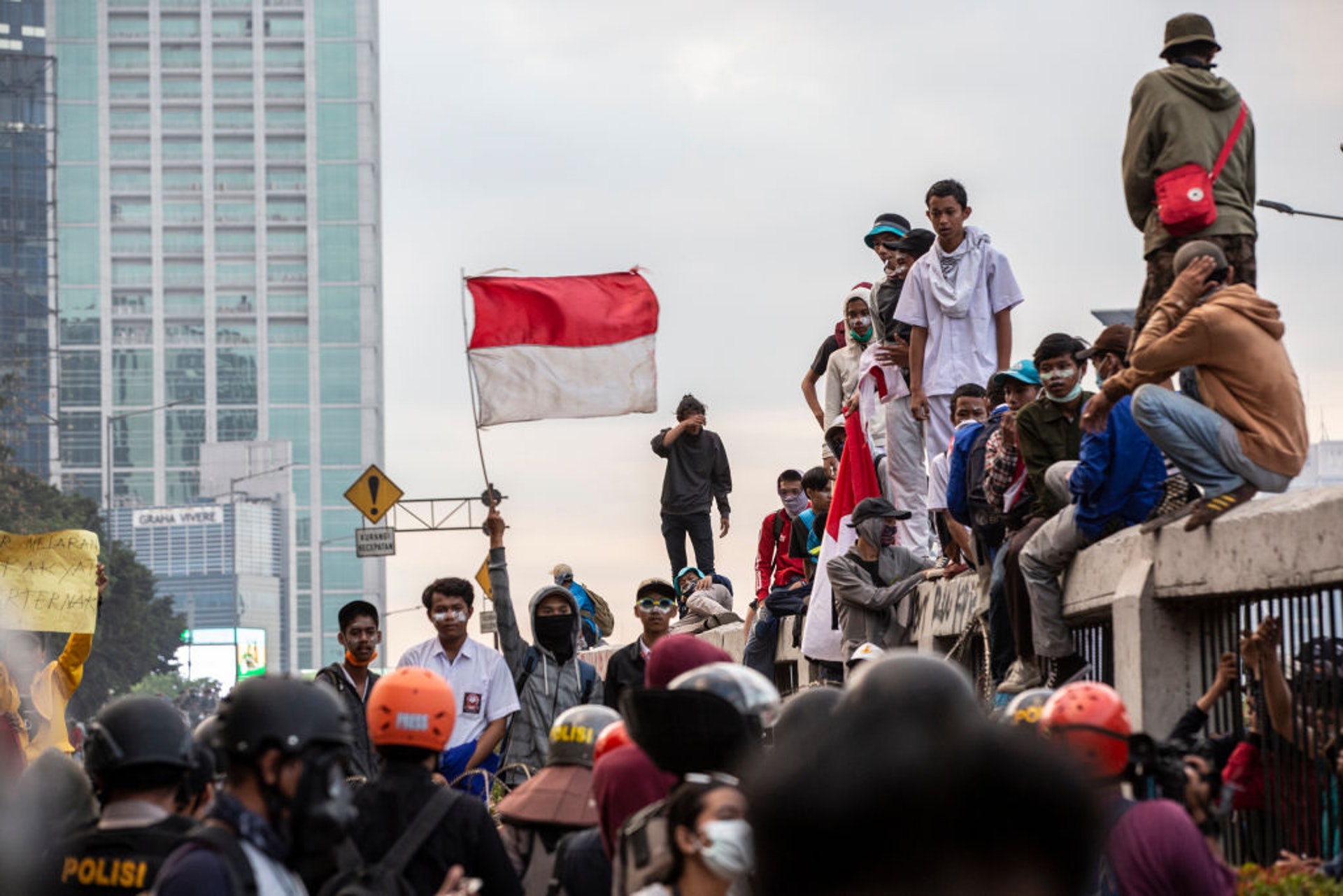 印尼學運:印尼連日有大批民眾上街示威,抗議政府削減反貪部門權力,以及有意訂立新刑法,把同居、侮辱總統等都列為罪行,圖為9月30日的示威情況。(Getty Images) 印尼學運:印尼連日有大批民眾上街示威,抗議政府削減反貪部門權力,以及有意訂立新刑法,把同居、侮辱總統等都列為罪行,圖為9月30日的示威情況。(Getty Images)