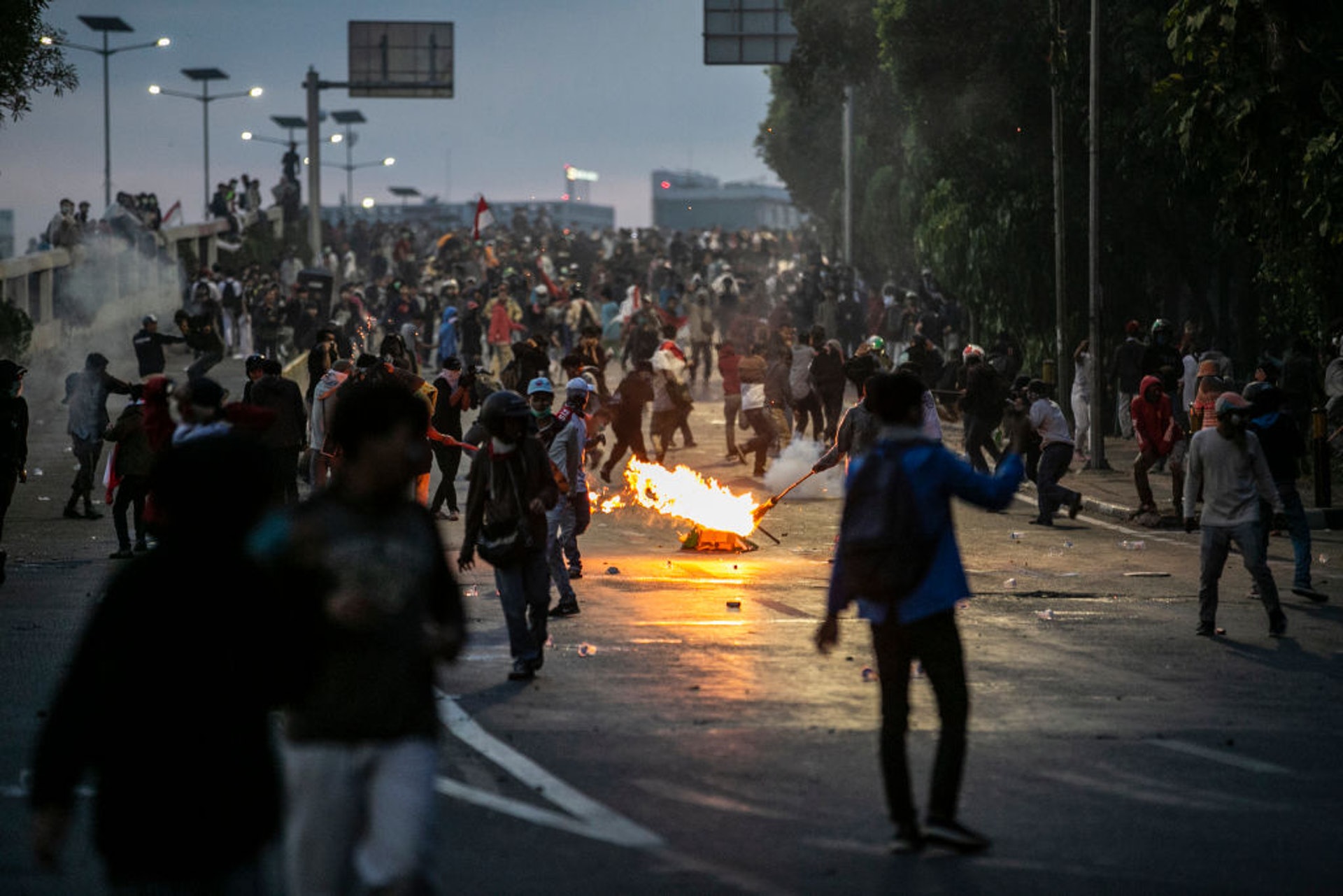 印尼學運:印尼連日有大批民眾上街示威,抗議政府削減反貪部門權力,以及有意訂立新刑法,把同居、侮辱總統等都列為罪行,圖為9月30日的示威情況。(Getty Images) 印尼學運:印尼連日有大批民眾上街示威,抗議政府削減反貪部門權力,以及有意訂立新刑法,把同居、侮辱總統等都列為罪行,圖為9月30日的示威情況。(Getty Images)