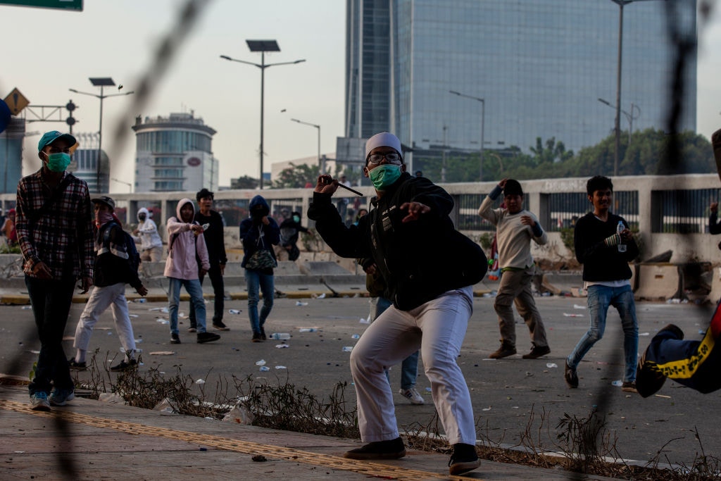 印尼學運：印尼連日有大批民眾上街示威，抗議政府削減反貪部門權力，以及有意訂立新刑法，把同居、侮辱總統等都列為罪行，圖為9月30日的示威情況。（Getty Images）