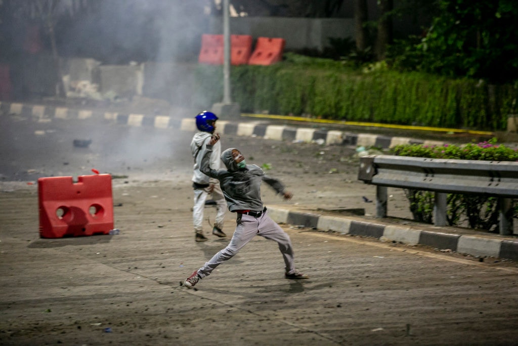 印尼學運：印尼連日有大批民眾上街示威，抗議政府削減反貪部門權力，以及有意訂立新刑法，把同居、侮辱總統等都列為罪行，圖為9月30日的示威情況。（Getty Images）