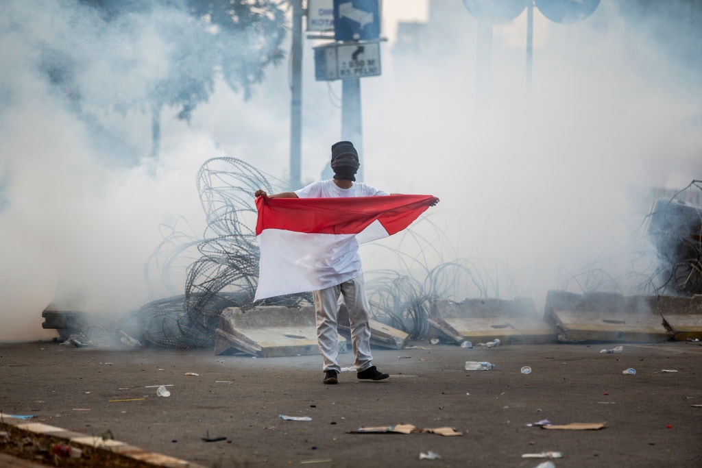 印尼學運：印尼連日有大批民眾上街示威，抗議政府削減反貪部門權力，以及有意訂立新刑法，把同居、侮辱總統等都列為罪行，圖為9月30日的示威情況。（Getty Images）