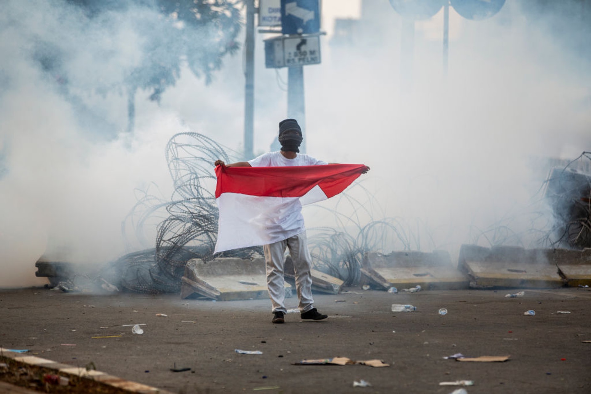 印尼學運:印尼連日有大批民眾上街示威,抗議政府削減反貪部門權力,以及有意訂立新刑法,把同居、侮辱總統等都列為罪行,圖為9月30日的示威情況。(Getty Images) 印尼學運:印尼連日有大批民眾上街示威,抗議政府削減反貪部門權力,以及有意訂立新刑法,把同居、侮辱總統等都列為罪行,圖為9月30日的示威情況。(Getty Images)