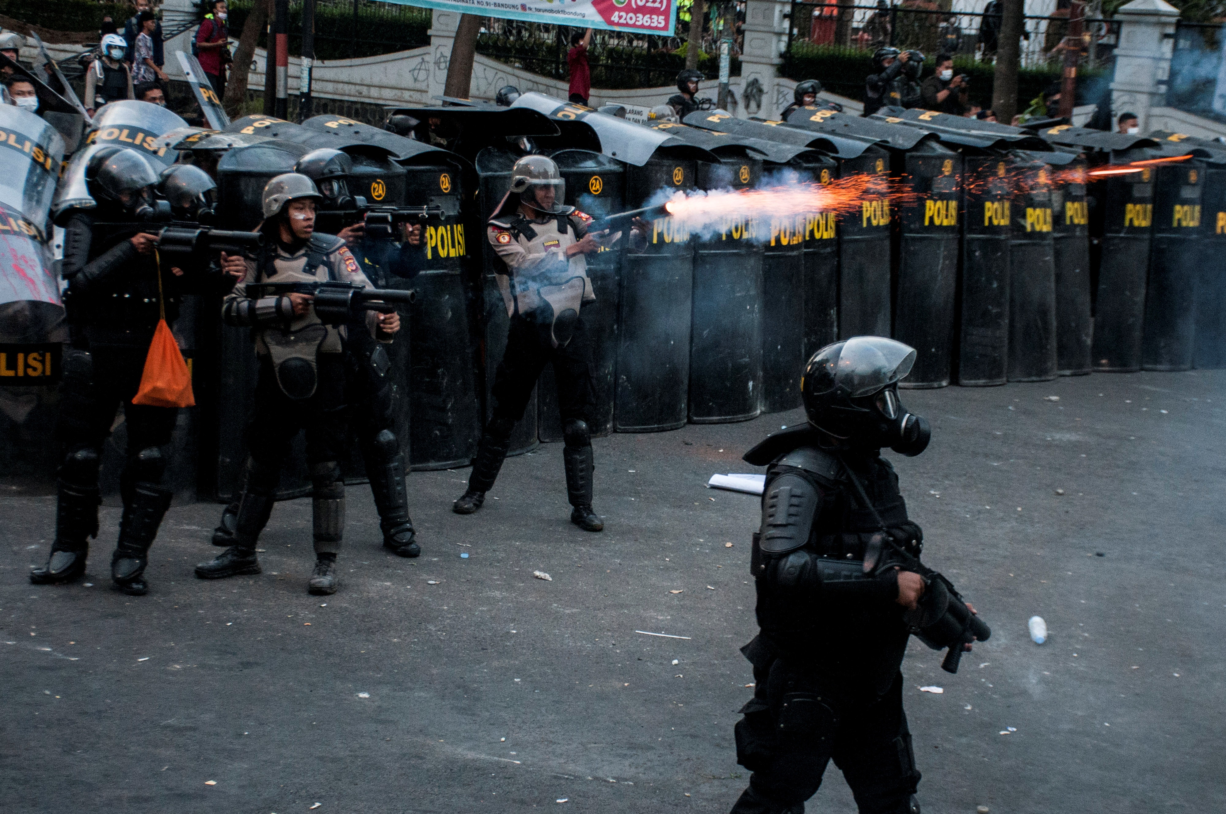 印尼學運:印尼連日有大批民眾上街示威,抗議政府削減反貪部門權力,以及有意訂立新刑法,把同居、侮辱總統等都列為罪行,圖為9月30日的示威情況。(路透社) 印尼學運:印尼連日有大批民眾上街示威,抗議政府削減反貪部門權力,以及有意訂立新刑法,把同居、侮辱總統等都列為罪行,圖為9月30日的示威情況。(路透社)
