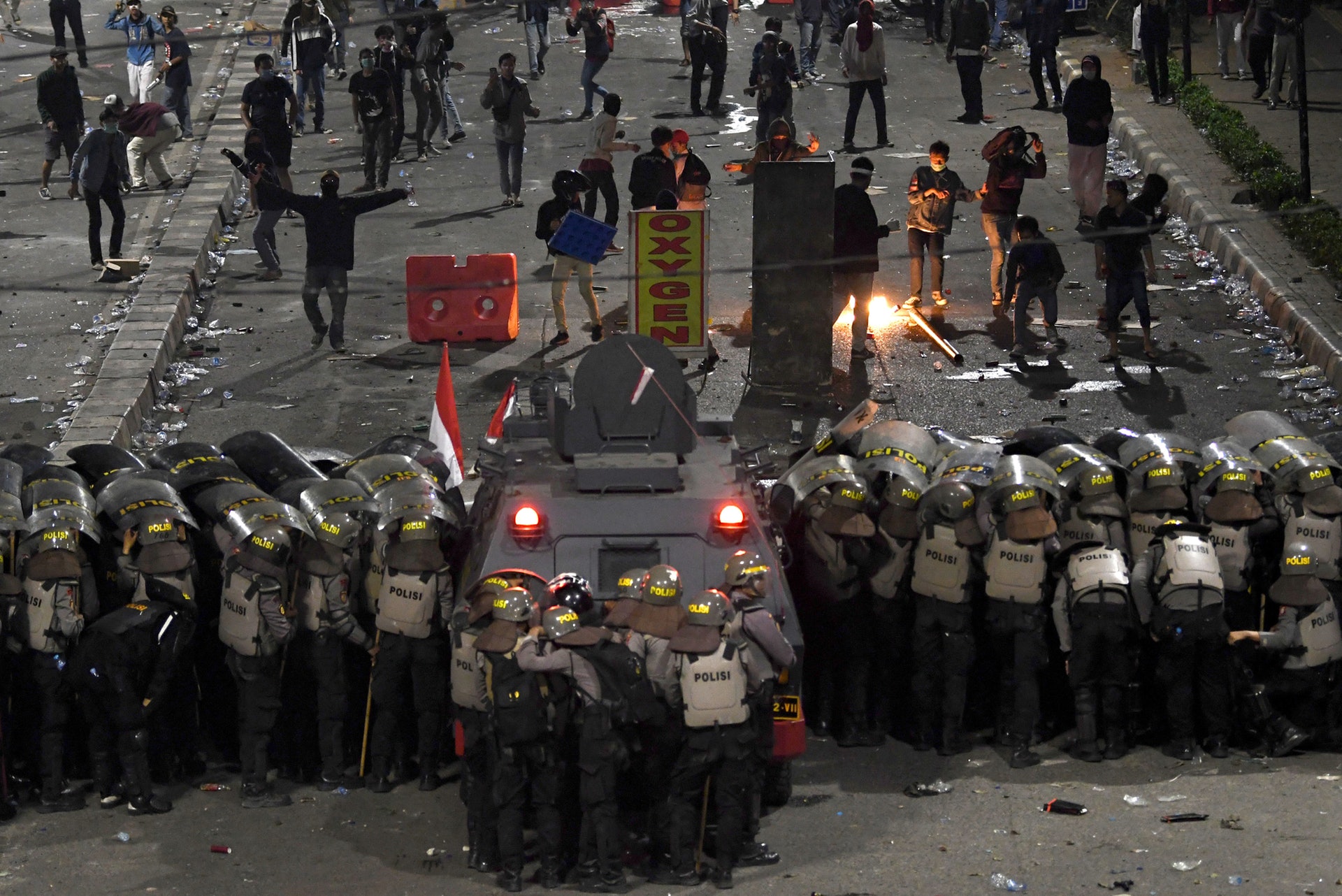 印尼學運:印尼連日有大批民眾上街示威,抗議政府削減反貪部門權力,以及有意訂立新刑法,把同居、侮辱總統等都列為罪行,圖為9月30日的示威情況。(路透社) 印尼學運:印尼連日有大批民眾上街示威,抗議政府削減反貪部門權力,以及有意訂立新刑法,把同居、侮辱總統等都列為罪行,圖為9月30日的示威情況。(路透社)