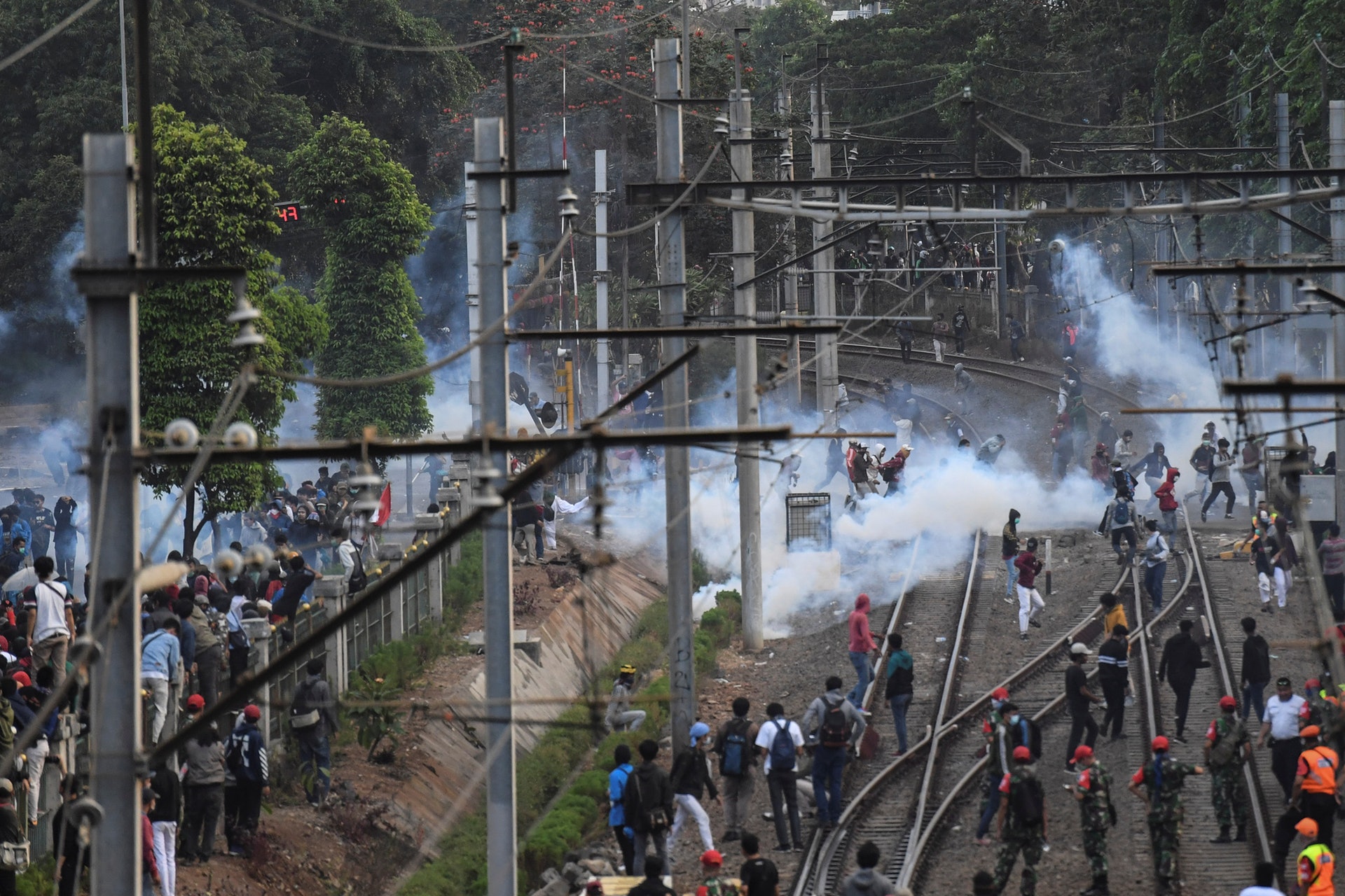 印尼學運:印尼連日有大批民眾上街示威,抗議政府削減反貪部門權力,以及有意訂立新刑法,把同居、侮辱總統等都列為罪行,圖為9月30日的示威情況。(路透社) 印尼學運:印尼連日有大批民眾上街示威,抗議政府削減反貪部門權力,以及有意訂立新刑法,把同居、侮辱總統等都列為罪行,圖為9月30日的示威情況。(路透社)
