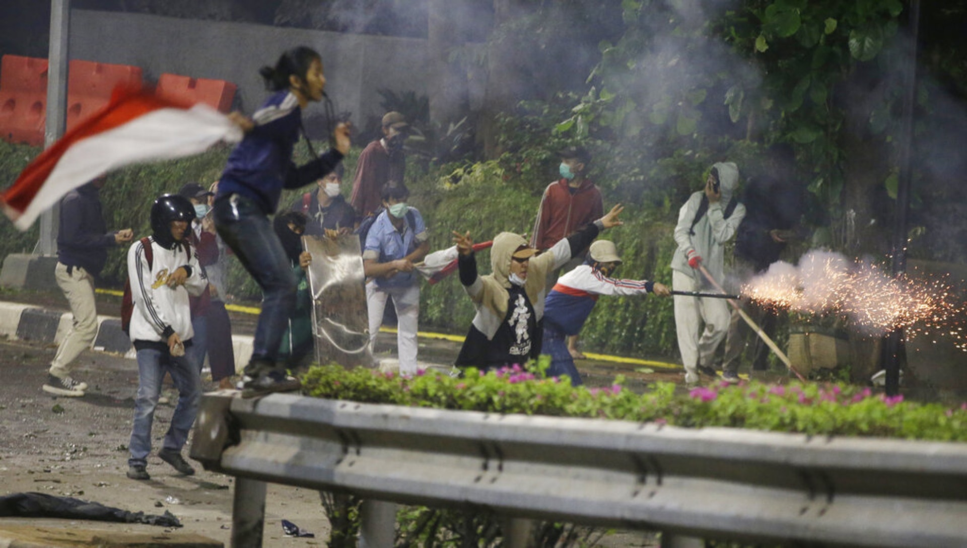 印尼學運:印尼連日有大批民眾上街示威,抗議政府削減反貪部門權力,以及有意訂立新刑法,把同居、侮辱總統等都列為罪行。(美聯社) 印尼學運:印尼連日有大批民眾上街示威,抗議政府削減反貪部門權力,以及有意訂立新刑法,把同居、侮辱總統等都列為罪行。(美聯社)