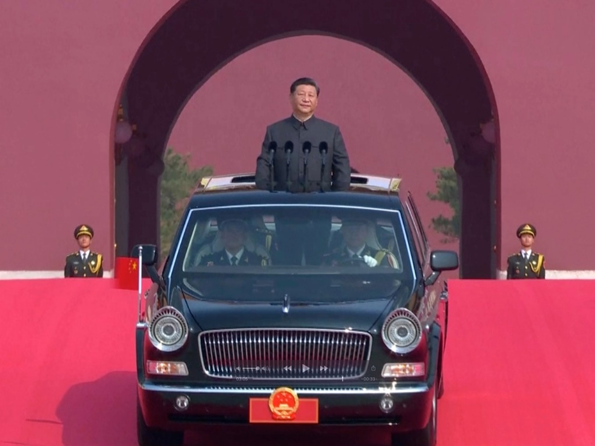 10月1日,中國舉行了國慶閲兵,中國國家主席習近平檢閲了部隊。習近平還發表講話說,沒有任何力量能夠阻擋中國人民和中華民族的前進步伐。(AP)