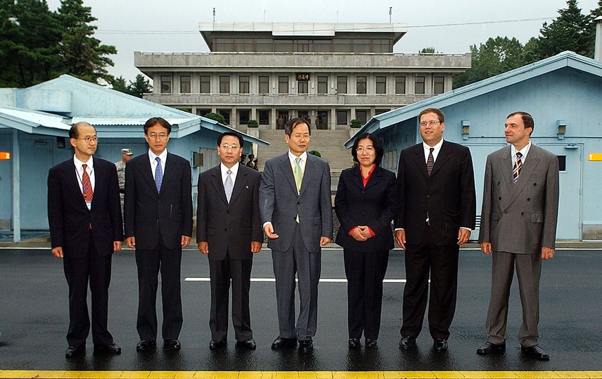 金明吉(左三)2007年曾到板門店參與六方會談(Getty Images) 金明吉(左三)2007年曾到板門店參與六方會談(Getty Images)
