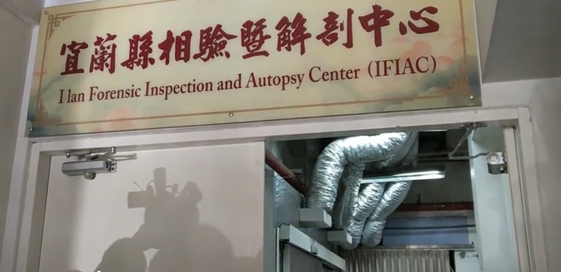 南方澳跨港大橋斷裂造成6名外籍漁工喪命，4日中午罹難者Impang George Jagmis的妻子與小姨子趕抵宜蘭員山福園，見遺體最後一面。（聯合新聞網授權使用）