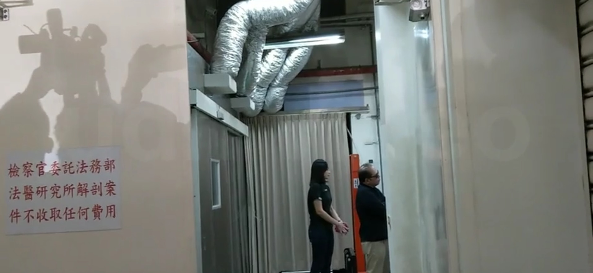 南方澳跨港大橋斷裂造成6名外籍漁工喪命，4日中午罹難者Impang George Jagmis的妻子與小姨子趕抵宜蘭員山福園，見遺體最後一面。（聯合新聞網授權使用）