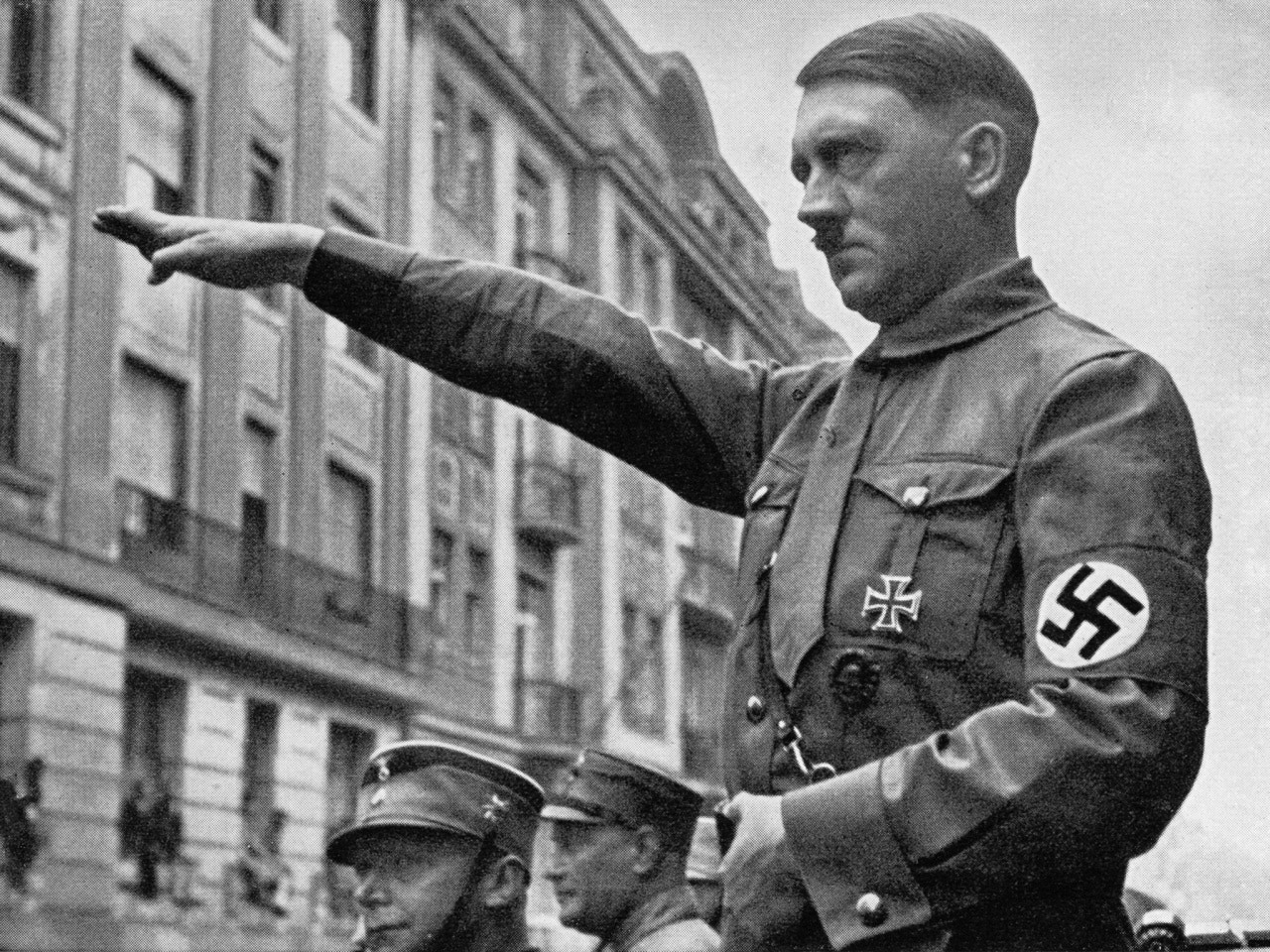 圖為希特拉擺出其招牌式納粹手勢。（Getty Images）