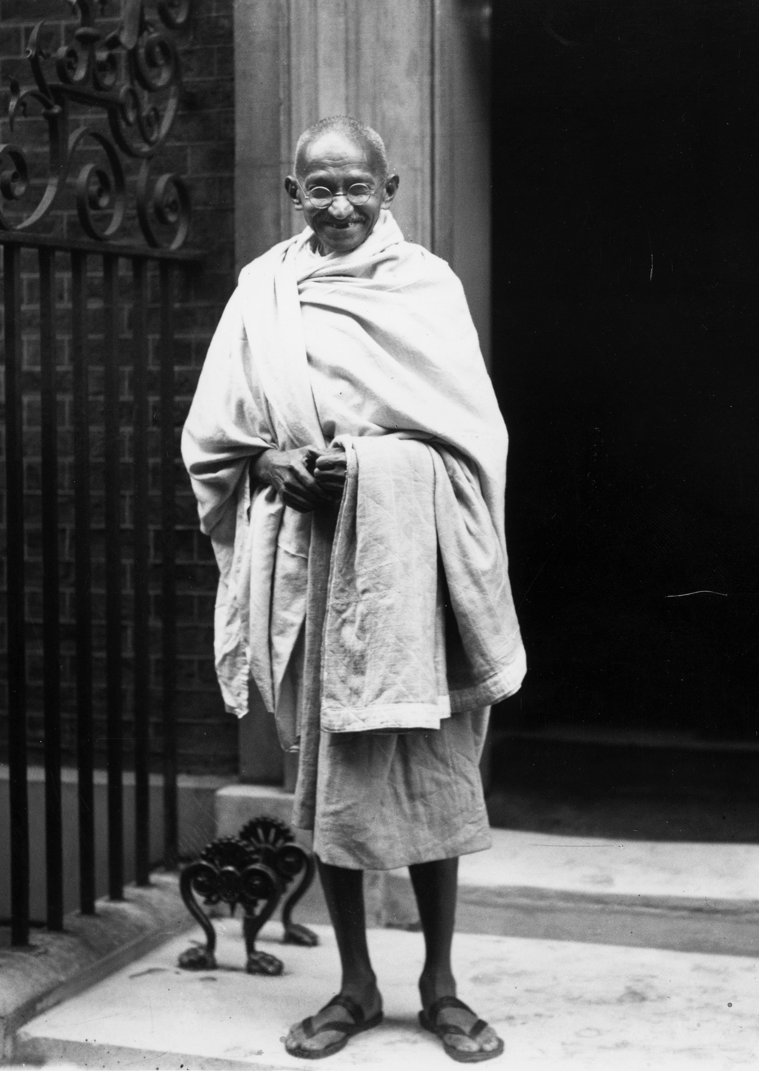 圖為1931年11月3日，甘地在英國首相府唐寧街10號外面露微笑。（Getty Images）