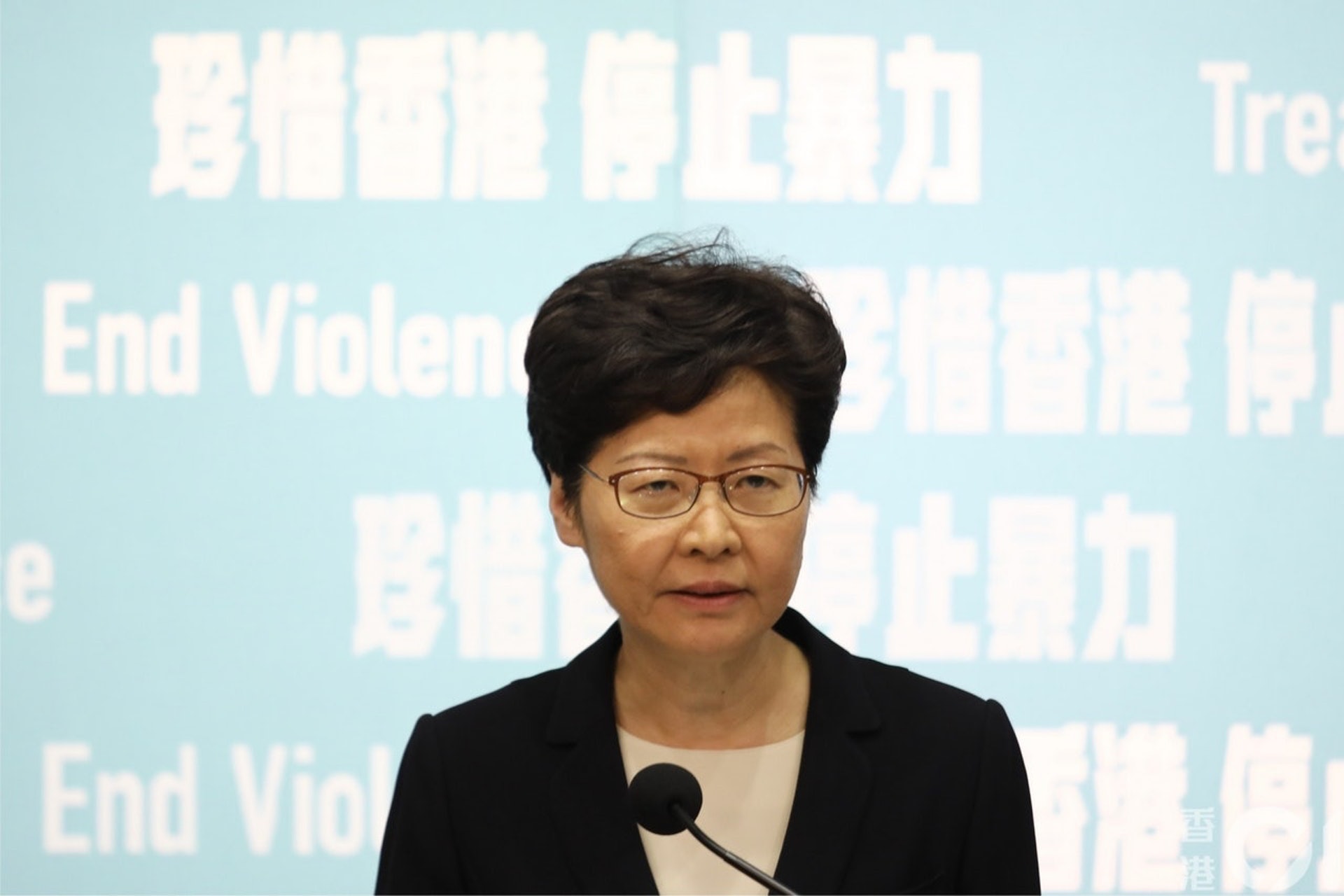 特首林鄭月娥宣布,10月5日零時零分起實施《禁蒙面法》。(香港01記者攝) 特首林鄭月娥宣布,10月5日零時零分起實施《禁蒙面法》。(香港01記者攝)