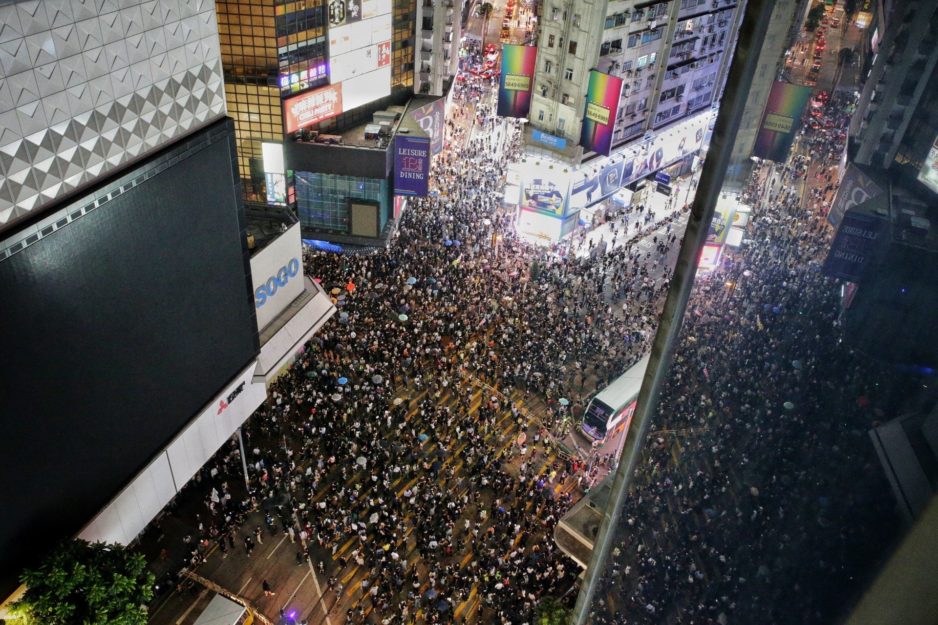 政府頒布禁蒙面法，入夜後，大批市民聚集在銅鑼灣Sogo外馬路。（李澤彤攝）