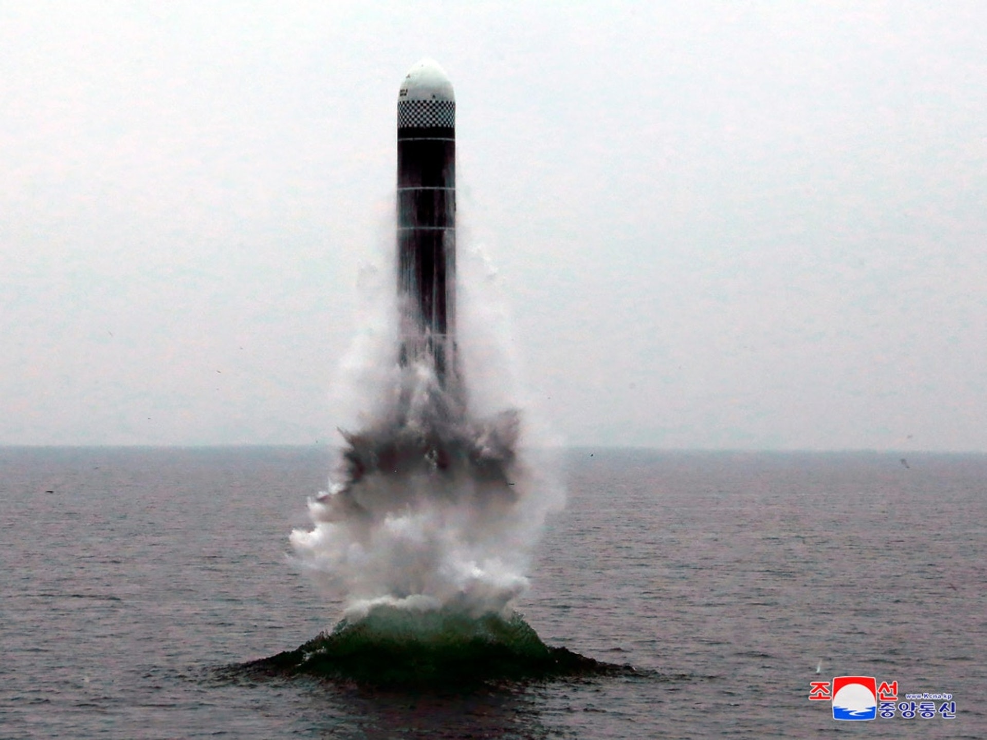 朝鮮試射導彈:圖為10月3日朝鮮發布其在2日試射潛射彈道導彈的照片。惟美國反駁有關說法,指它是從海上平台發射。(AP) 朝鮮試射導彈:圖為10月3日朝鮮發布其在2日試射潛射彈道導彈的照片。惟美國反駁有關說法,指它是從海上平台發射。(AP)