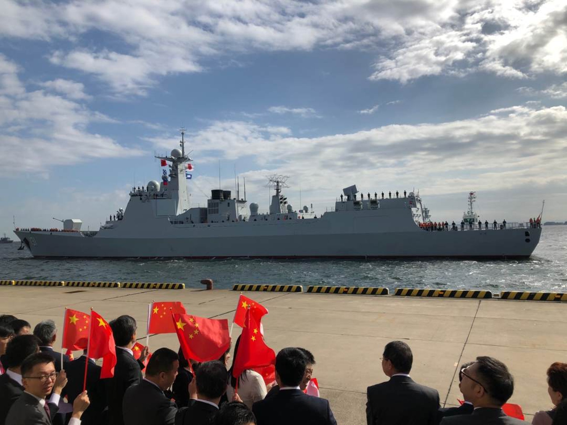 海軍新鋭 太原 艦抵橫須賀參加閲艦式十年來中國軍艦首訪日 香港01 即時中國 海軍新鋭 太原 艦抵橫須賀參加閲艦式十年來中國軍艦首訪日 香港01 即時中國