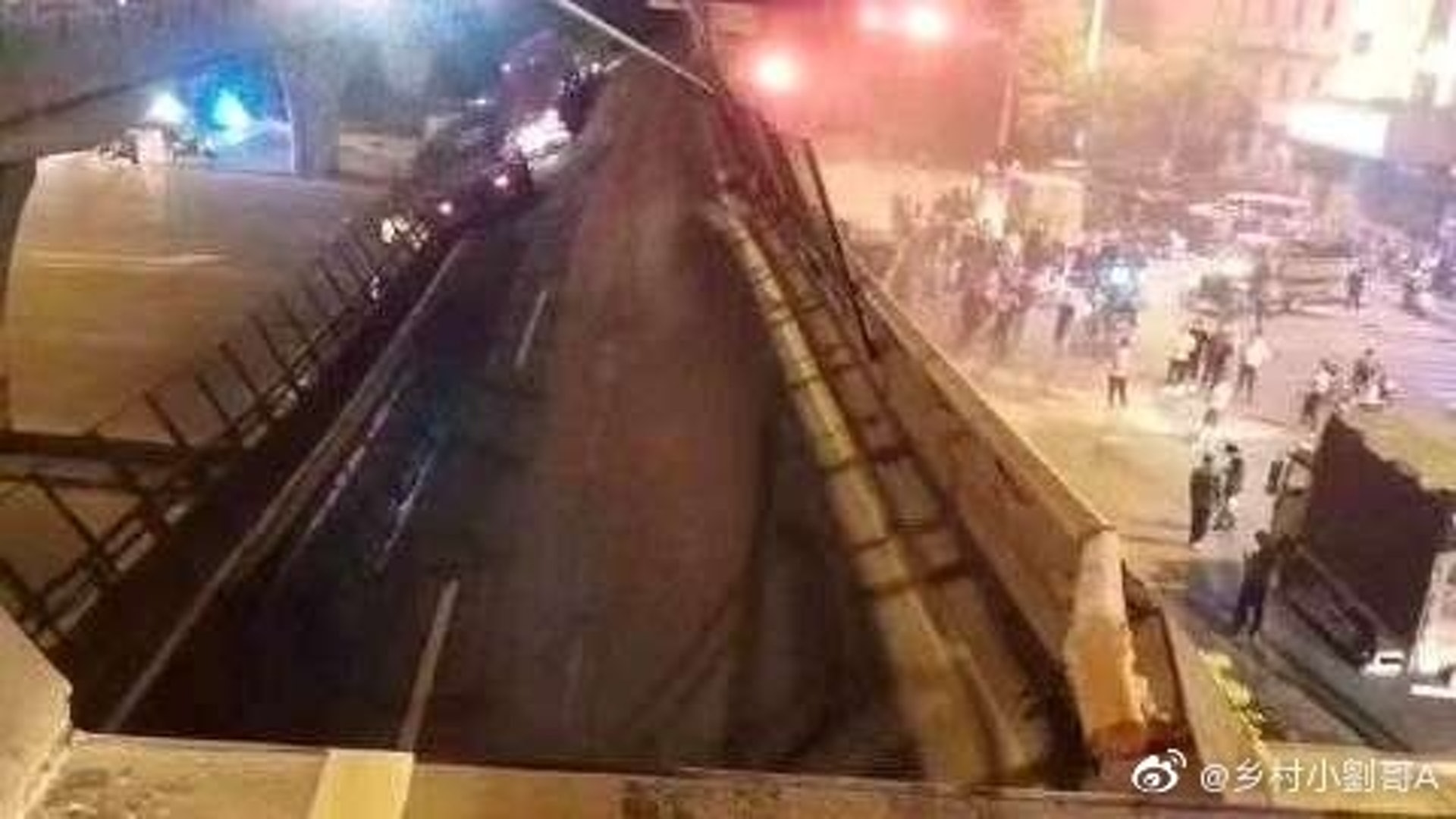 高架行車橋突然倒塌。(微博) 高架行車橋突然倒塌。(微博)