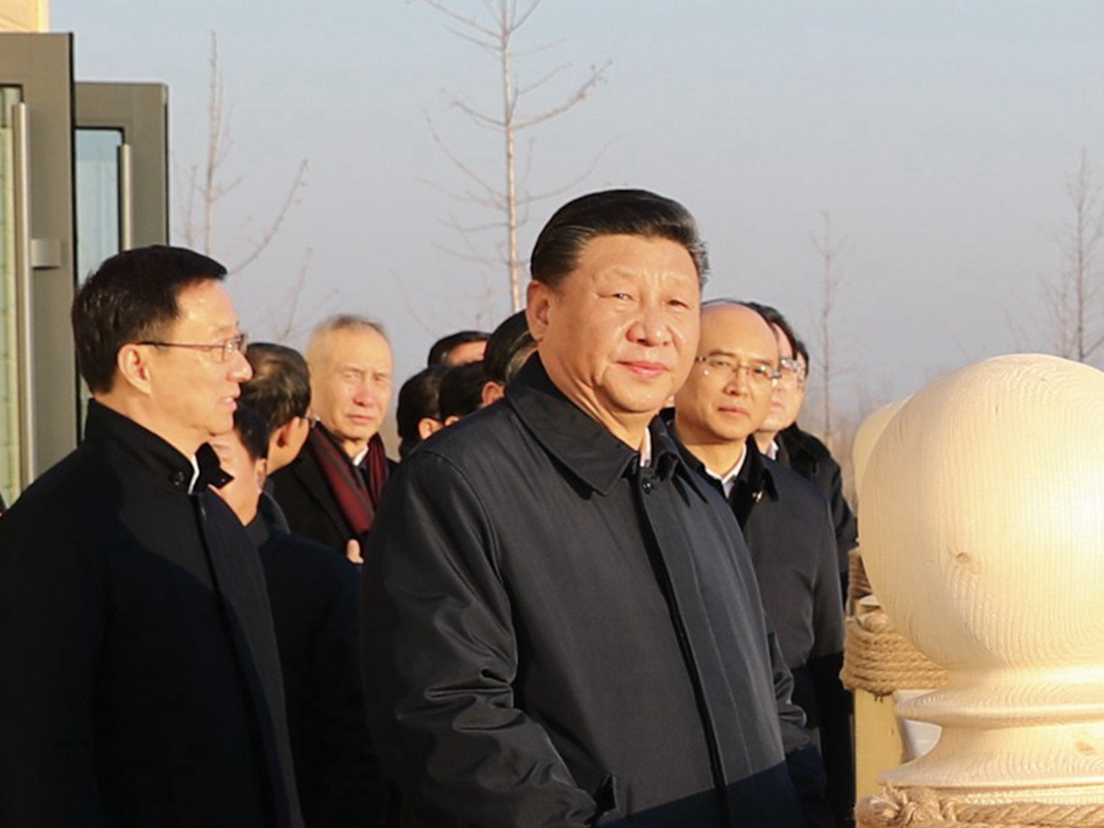 韩正（左一）曾在今年初陪同习近平（右）视察雄安新区。（新华社）