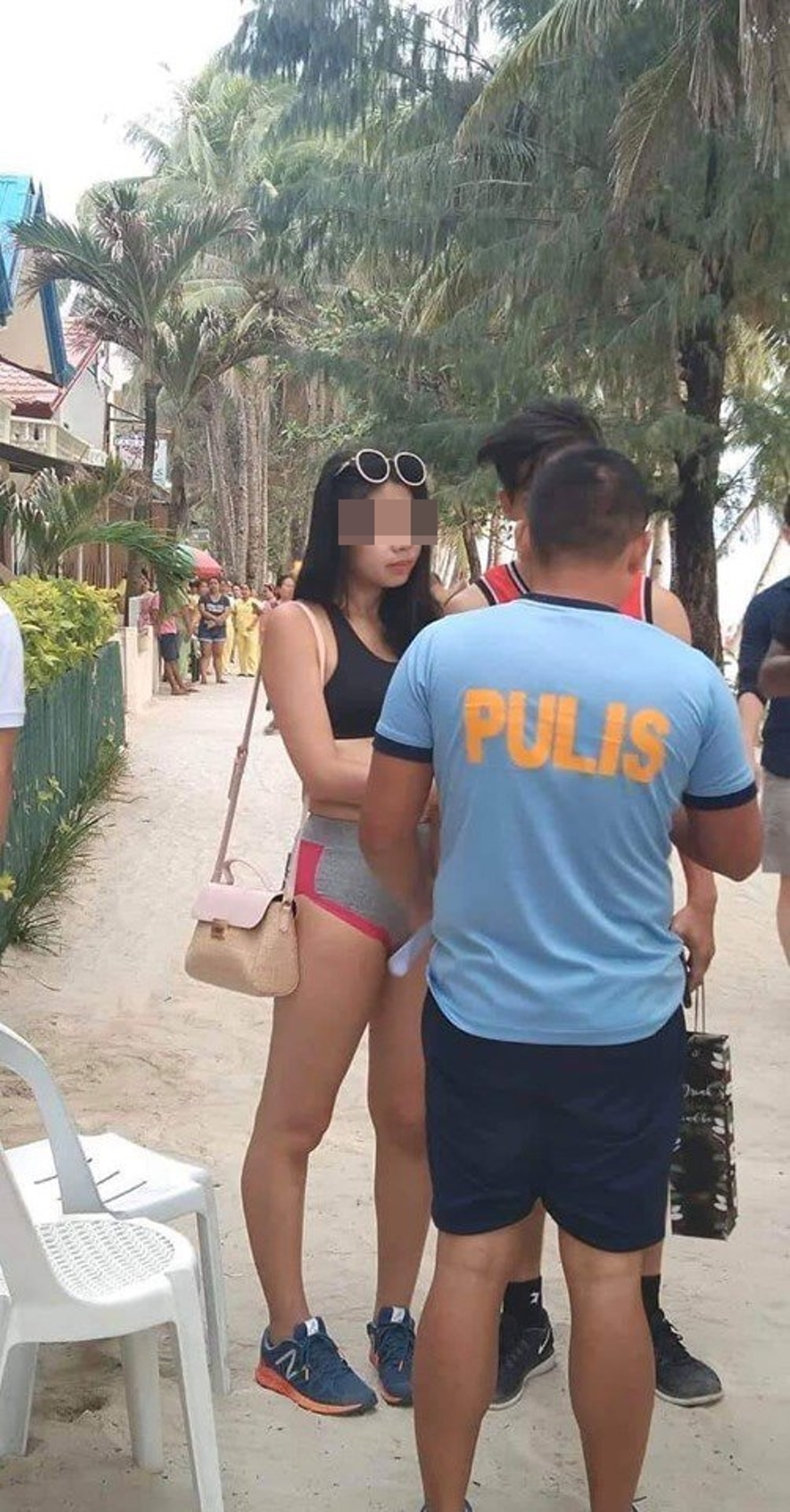 台灣女遊客的穿着最終驚動當地警方。(網上圖片) 台灣女遊客的穿着最終驚動當地警方。(網上圖片)
