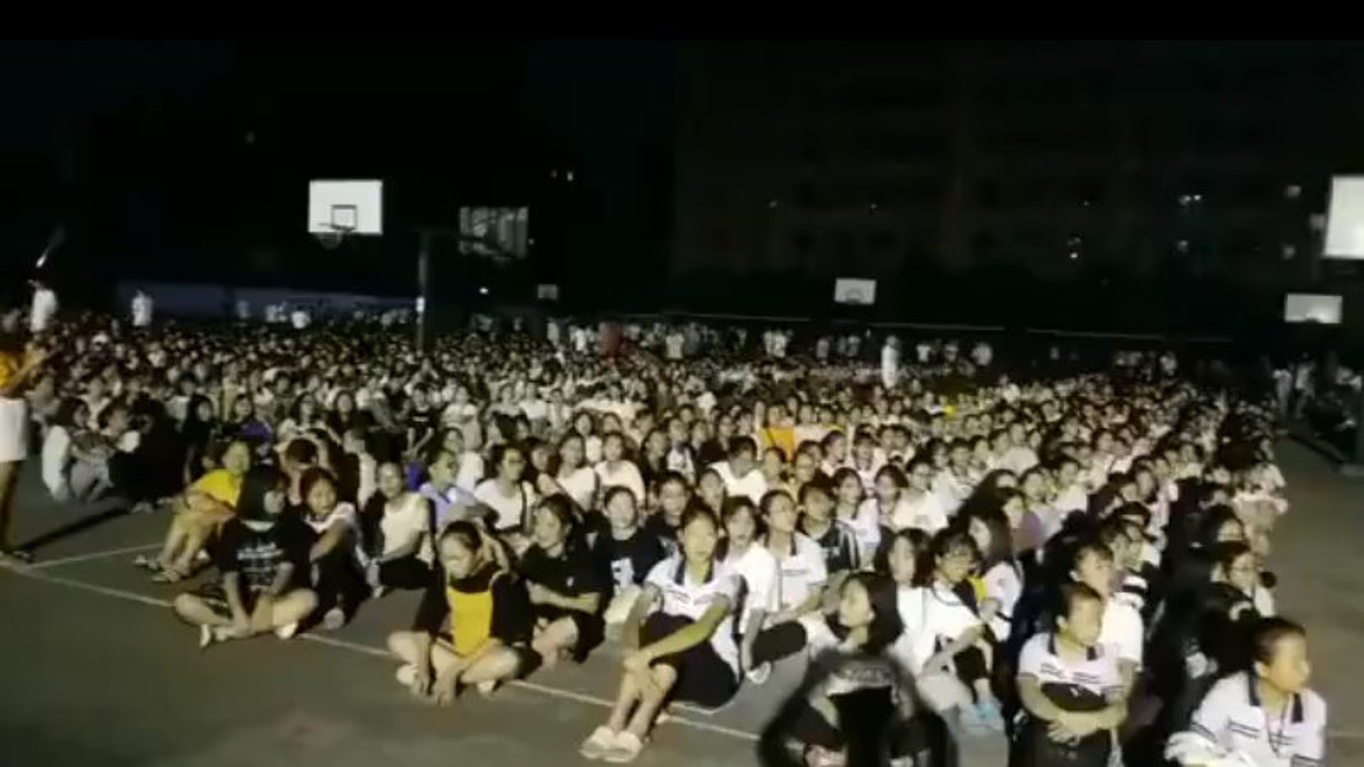 地震發生後,玉林市博白縣高中逾千學生齊唱愛國歌曲。(影片截圖) 地震發生後,玉林市博白縣高中逾千學生齊唱愛國歌曲。(影片截圖)