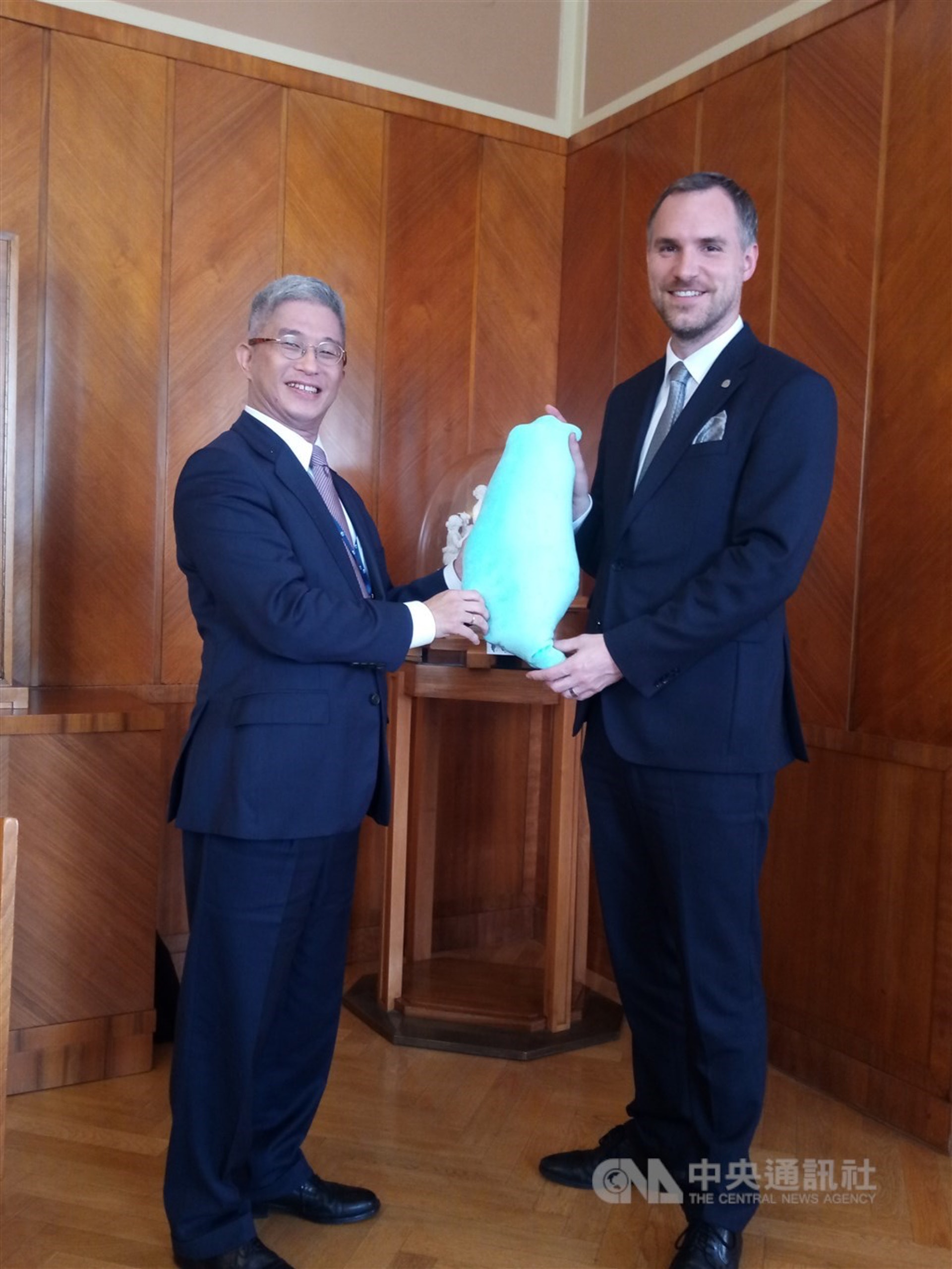 台灣外交部副部長徐斯儉(左)14日會晤布拉格市長賀瑞普,以台灣造型頸枕當見面禮。(中央社) 台灣外交部副部長徐斯儉(左)14日會晤布拉格市長賀瑞普,以台灣造型頸枕當見面禮。(中央社)