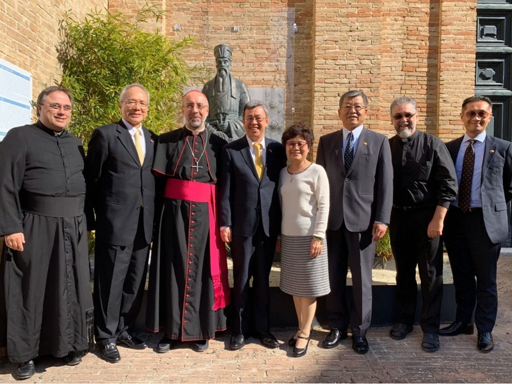陳建仁夫婦10月12日參訪利瑪竇所屬的馬切拉塔教區以及利瑪竇研究中心，並在利瑪竇雕像前合影。陳建仁強調利瑪竇對「中華文化」的貢獻卓著。（台灣總統府提供）
