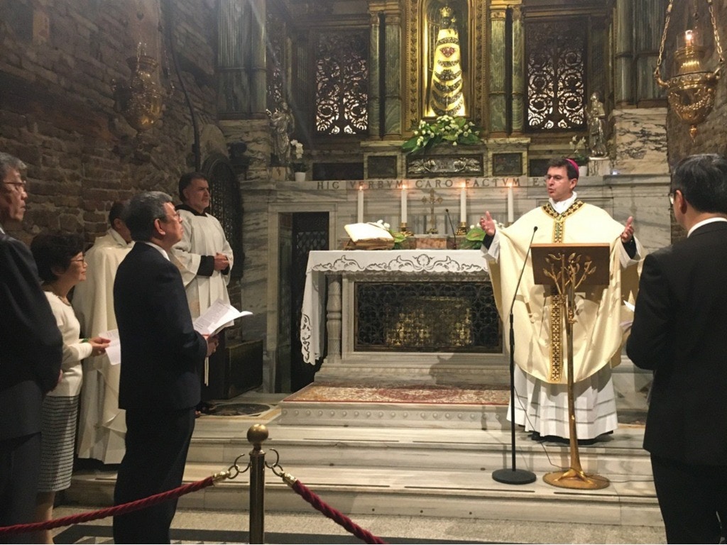 陳建仁夫婦（左二、左三）10月12日出席意大利中北部洛雷托（Loreto）聖母之家達爾欽總主教親自主持之「為台灣祈福」彌撒。（台灣總統府提供）