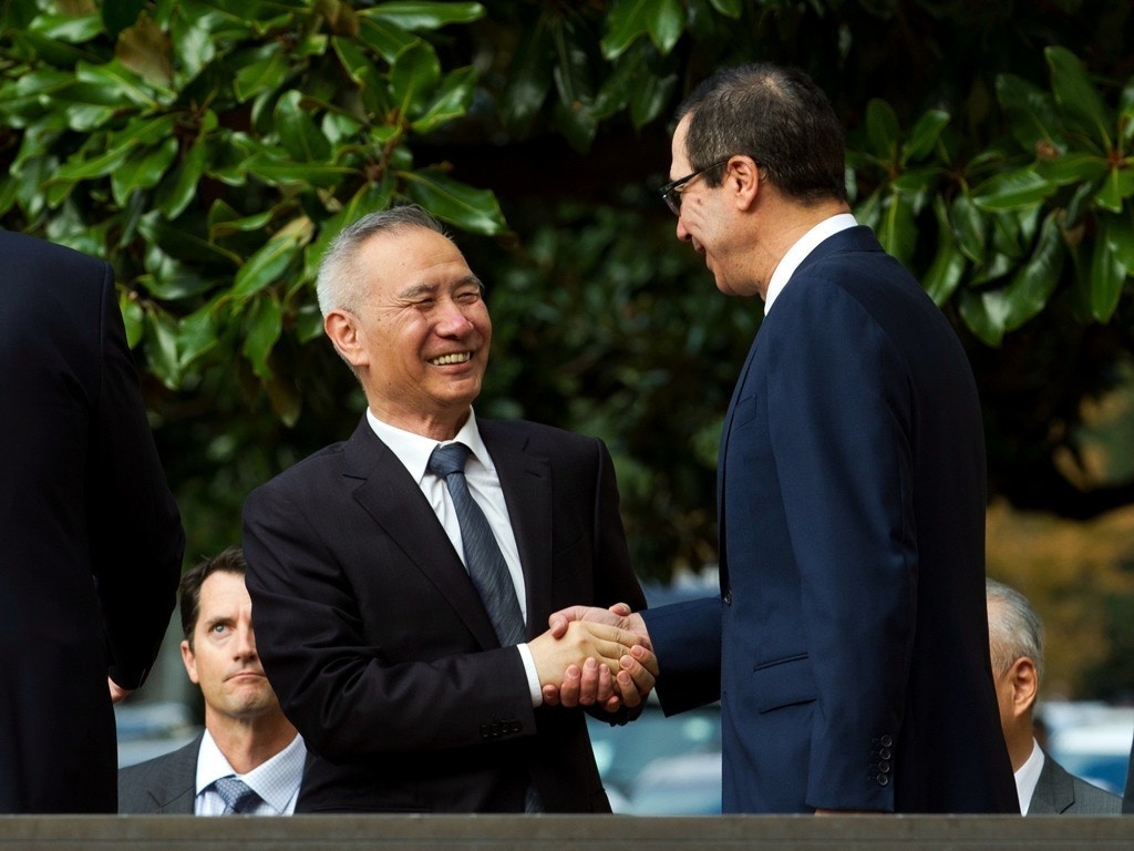 中國副總理劉鶴與美國財長姆努欽（Steven Mnuchin，右）已經在中美貿易戰爆發的兩年間多次互動，兩人也見證了中美第一階段協議的確立。（美聯社）