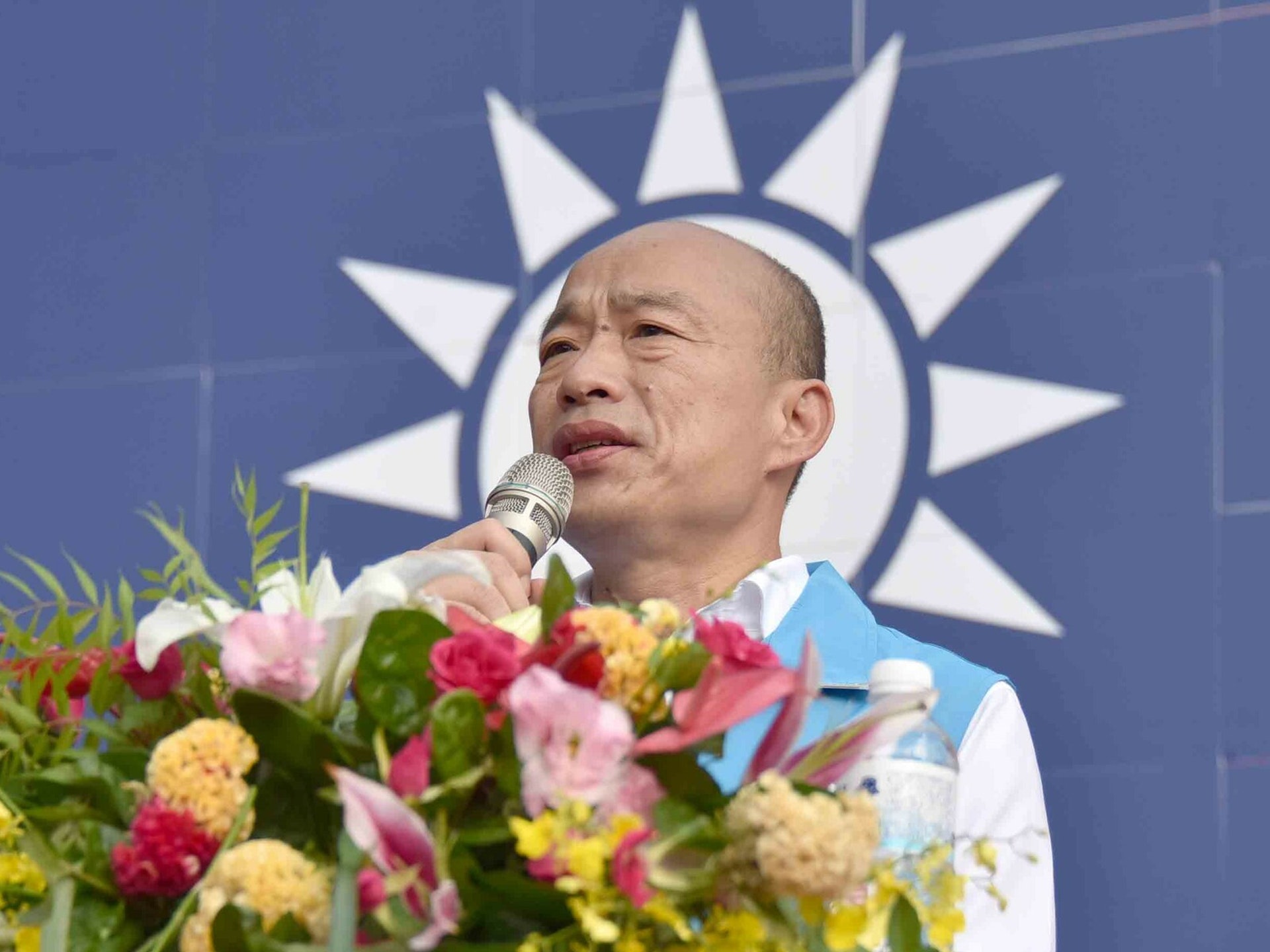 韓國瑜10月16日請假首日,將深入南台灣的屏東縣,探討屏東墾丁觀光產業,以及屏東東港漁業發展遭遇的難題,晚間更將夜宿屏東離島小琉球,行程類似馬英九當年的「Long Stay」。圖為韓國瑜出席高雄市雙十節活動。(高雄市政府提供) 韓國瑜10月16日請假首日,將深入南台灣的屏東縣,探討屏東墾丁觀光產業,以及屏東東港漁業發展遭遇的難題,晚間更將夜宿屏東離島小琉球,行程類似馬英九當年的「Long Stay」。圖為韓國瑜出席高雄市雙十節活動。(高雄市政府提供)