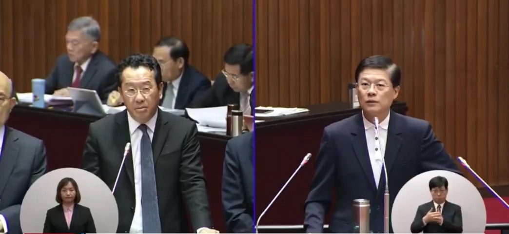 10月8日，國民黨立委羅明才（右）質詢台灣金管會主委顧立雄（左），內容為有關爭取讓台灣成為亞洲金融中心等問題。（影片截圖）