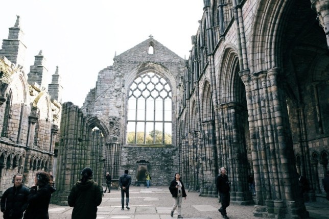 除了有美麗的宮殿外，一旁的修道院、皇宮花園以及畫廊也值得一逛！（KKday授權使用）
