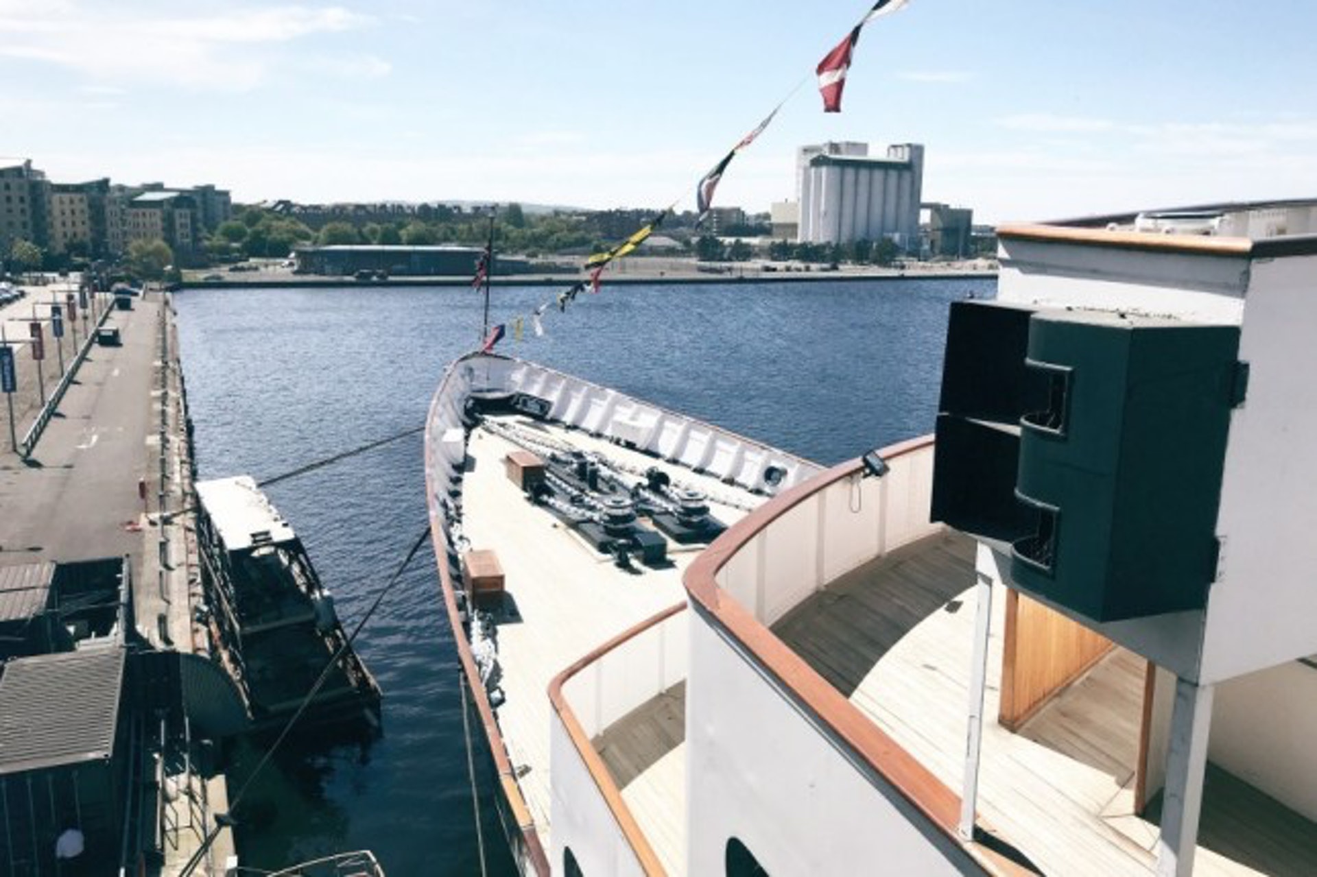 【皇家不列顛尼亞號( The Royal Yacht Britannia)】1953年服役到1997年的英國皇家遊艇,曾到訪許多國家!目前永久停在Leith港的,並與百貨公司相連結,所以前往參觀時直接從百貨公司進入即可。(KKday授權使用) (KKday授權使用)