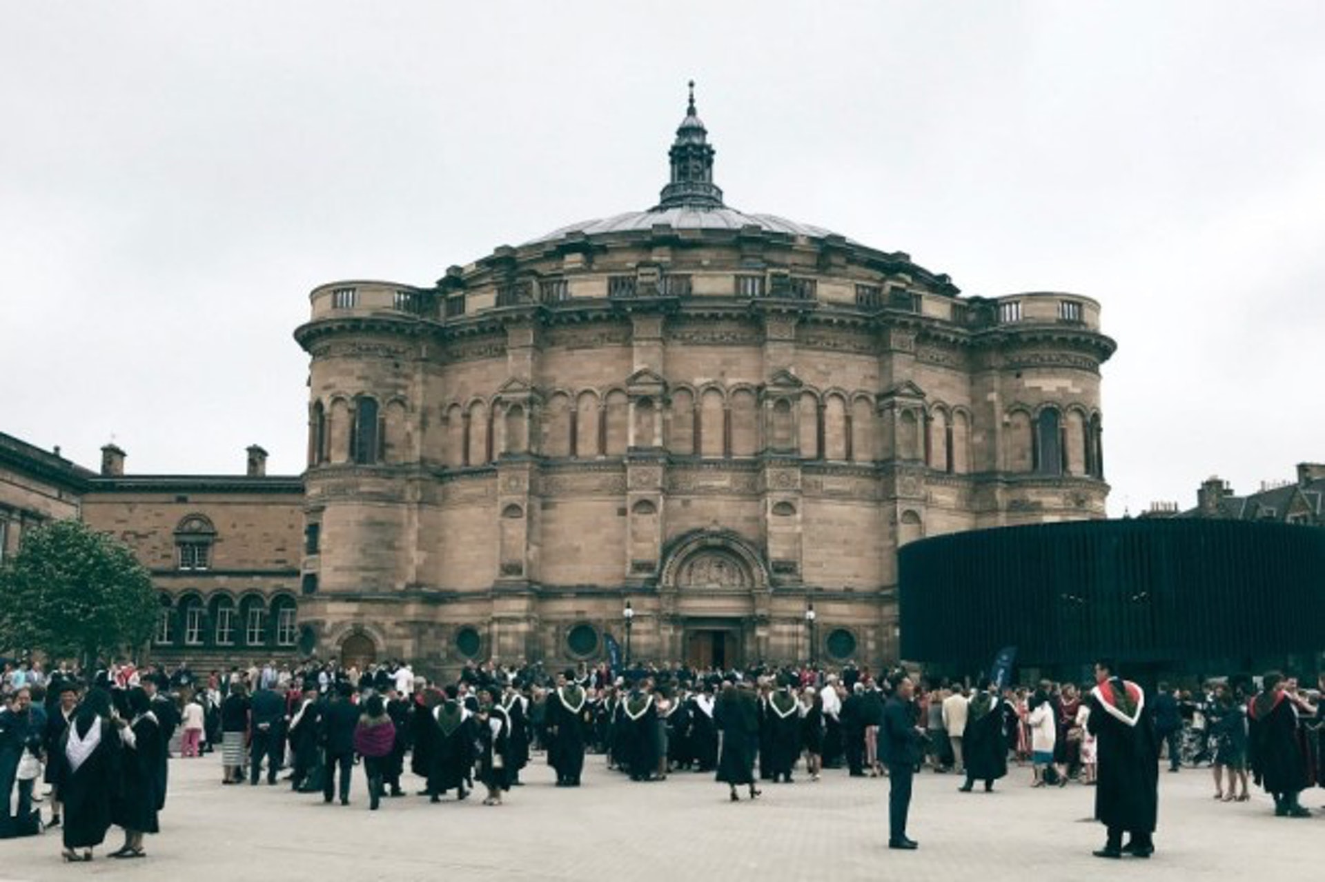 【愛丁堡大學 (University of Edinburgh)】創建於1583年的研究型大學,是蘇格蘭排名第一的學校,在2019年QS大學排名在第18位的頂尖名校,培育出許多優秀的人才!學校沒有固定區域,是散佈在愛丁堡中,以建築為單位,就好像整個愛丁堡都是你的教室一樣!(KKday授權使用) (KKday授權使用)