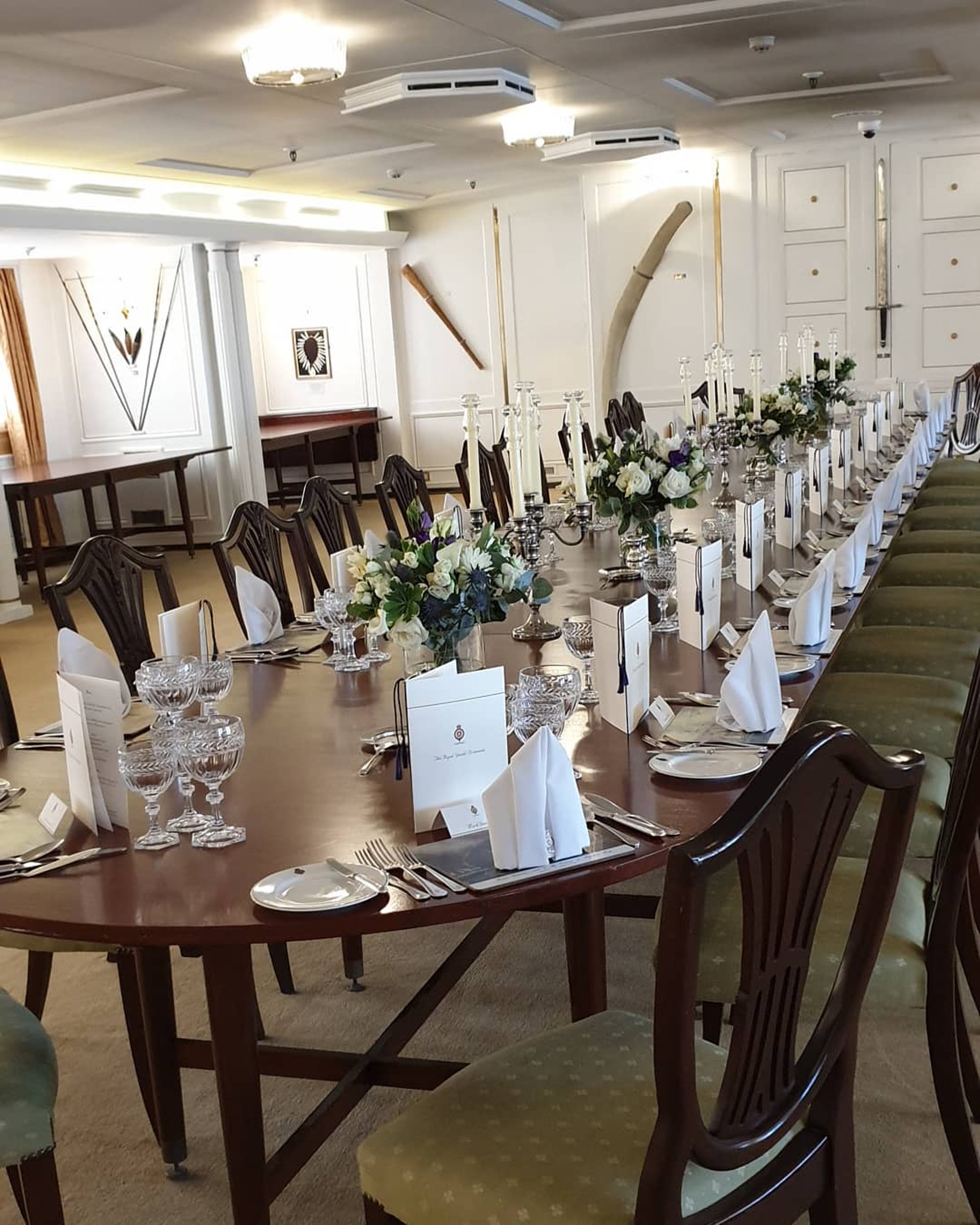 【皇家不列顛尼亞號】到了遊艇後可以搭配免費的導覽機(有提供中文)更深入的了解船上的一切,包含皇室們的各種房間,以及遊艇運作模式等等,有不少小巧思讓觀者體驗。逛累了還能在船上的Tea Room享用英式下午茶。(IG@mayraizzy) (IG@mayraizzy)