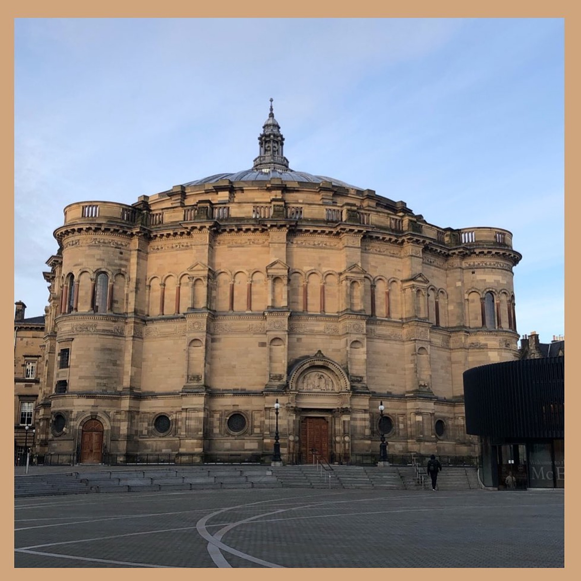 【愛丁堡大學 (University of Edinburgh)】第二個是麥克尤恩廳(McEwan Hall),建築是A級登錄建築,相當氣派!愛大學生的畢業典禮也是在這裡舉行,麥克尤恩廳對面還有愛大禮品店可以購買紀念品。(IG@andrea.husseini) (IG@andrea.husseini)