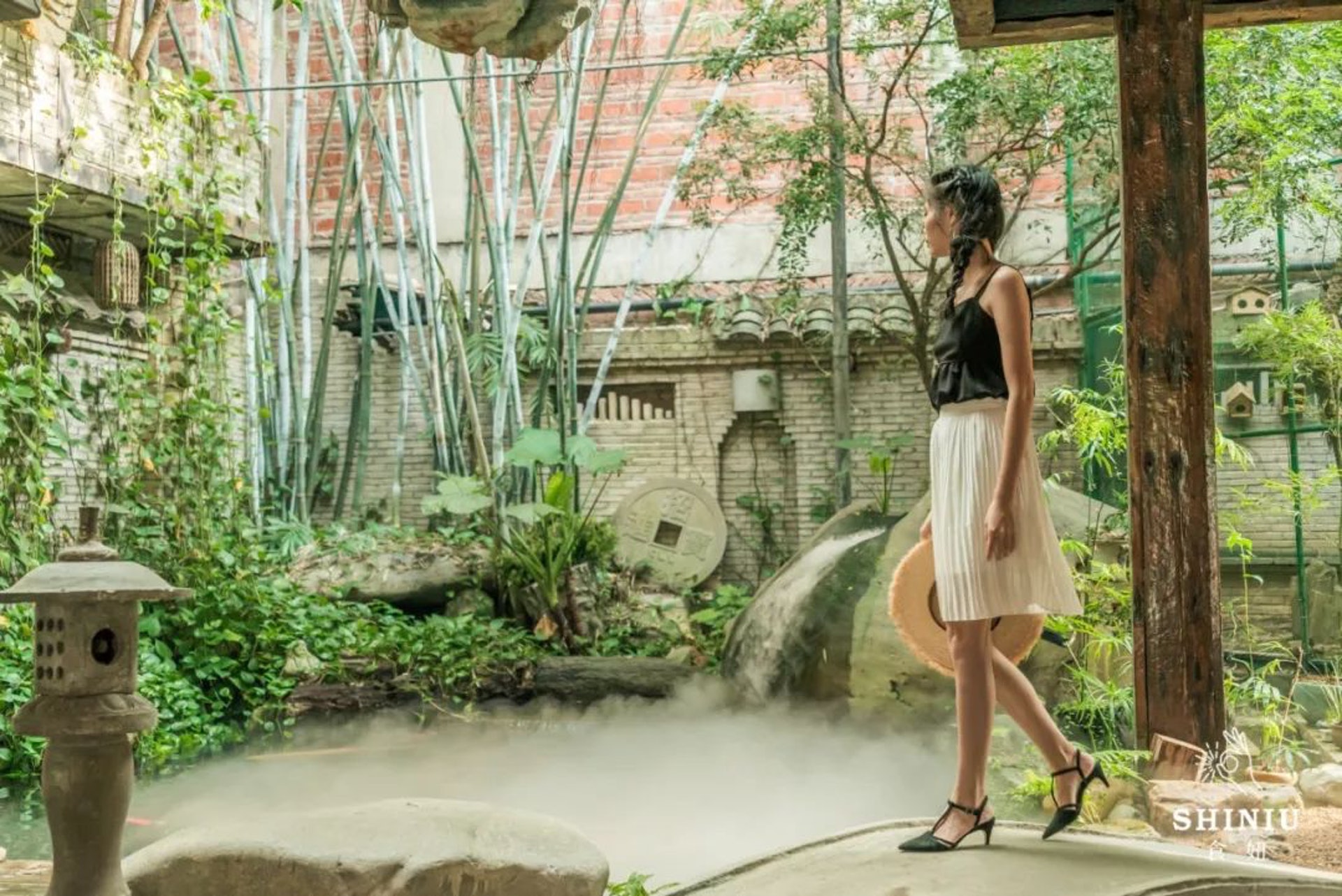 目地所及都是巨物,宛如現實版「綠野仙踪」。倒地的巨大元寶,比腰還粗的巨大錦鯉,衝破天花板長出屋外的大樹,讓小二誤以為闖入了仙境,化身中國風愛麗絲〜(食妞授權使用) 〜(食妞授權使用)