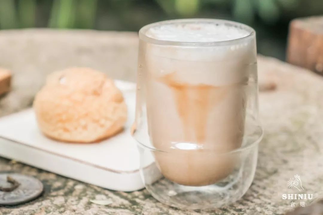 【Cappuccino與Latte】Cappuccino可搭配原味泡芙或朱古力泡芙,豐富的吉士內餡輕盈香甜,外皮酥而韌,每嚼一口都是不同的感受。(食妞授權使用) (食妞授權使用)